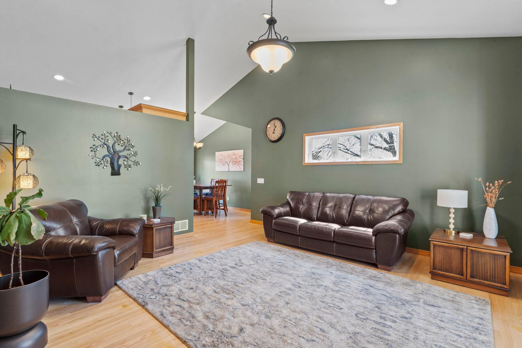 17-web-or-mls-1776 McMenemy St-133.jpg