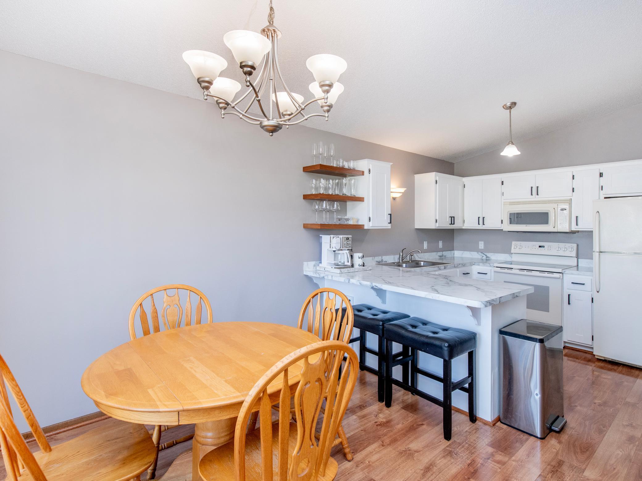 Note the Breakfast Bar / peninsula