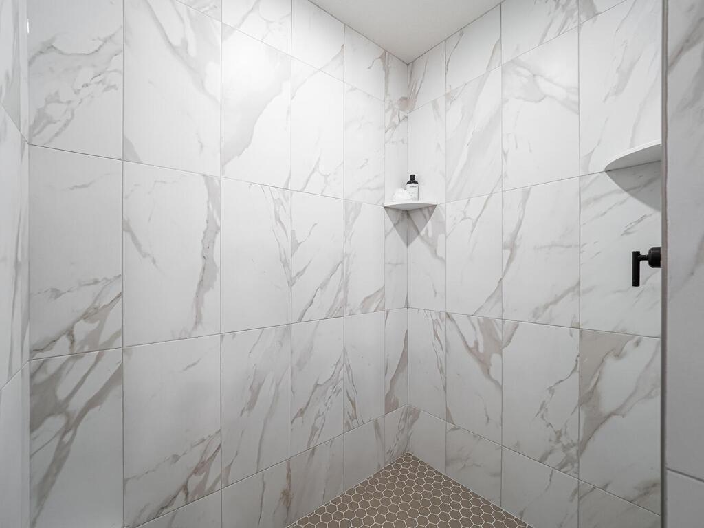 20648 Tamarack St NW Oak Grove MN 55011 USA-027-038-Primary Bathroom-MLS_Size.jpg