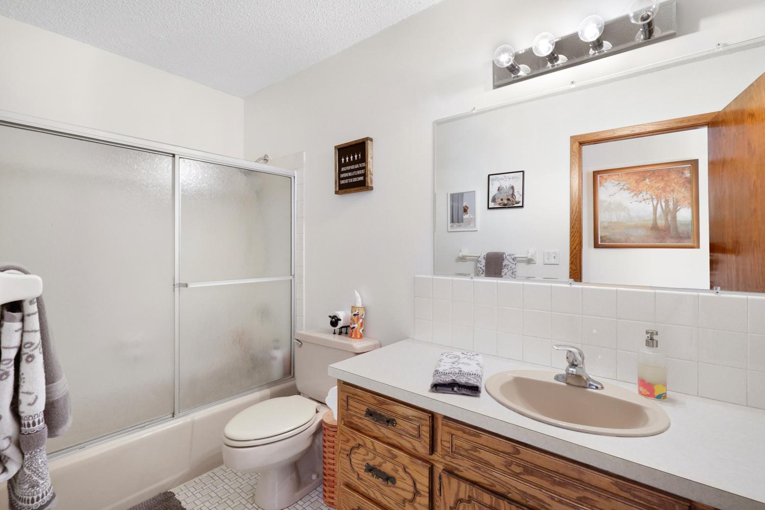 Main level full bath