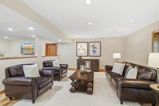 2050 Oakwood Ridge, Chanhassen, MN 55317