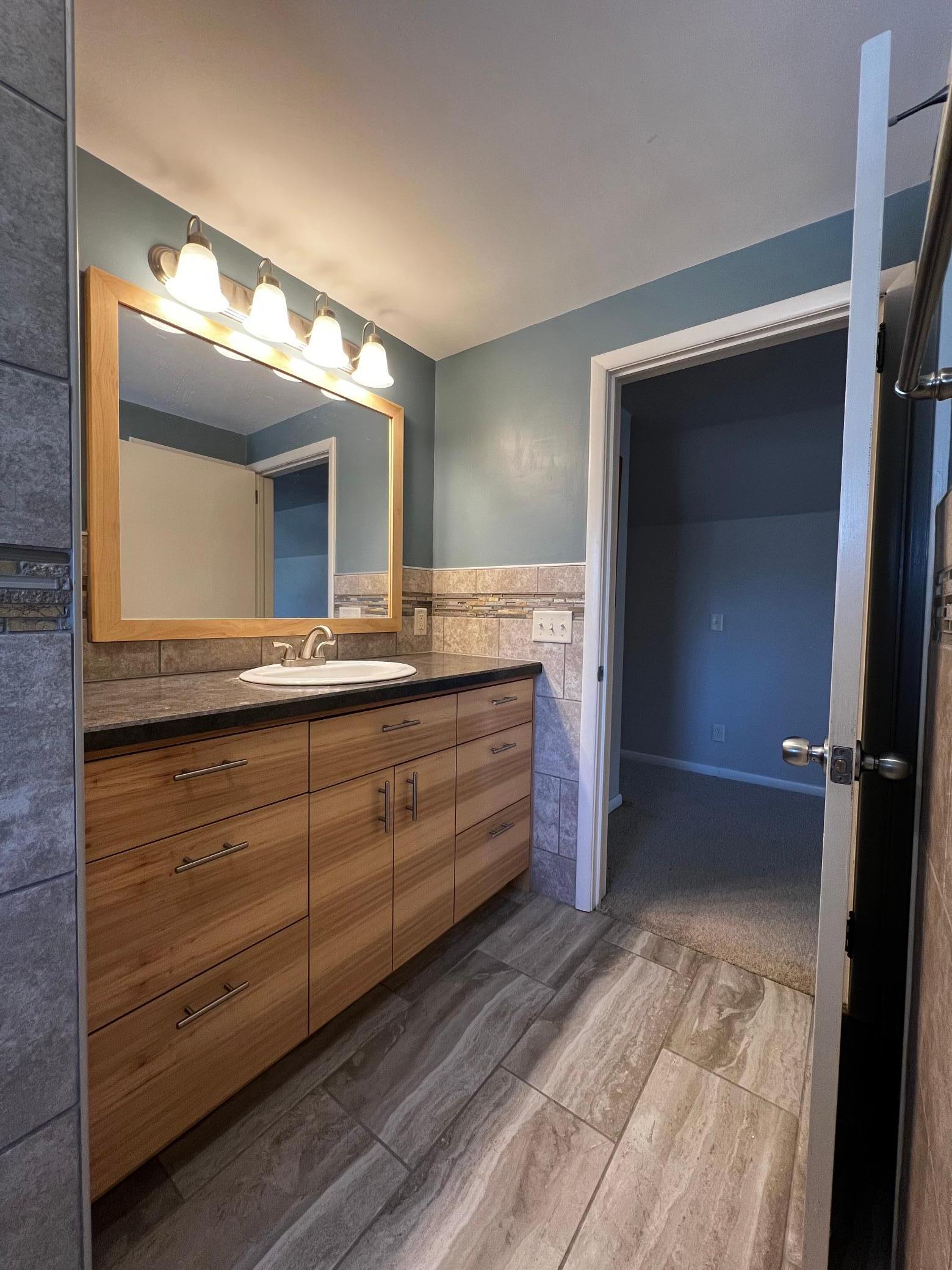 Love the Large Vanity and Lighting!