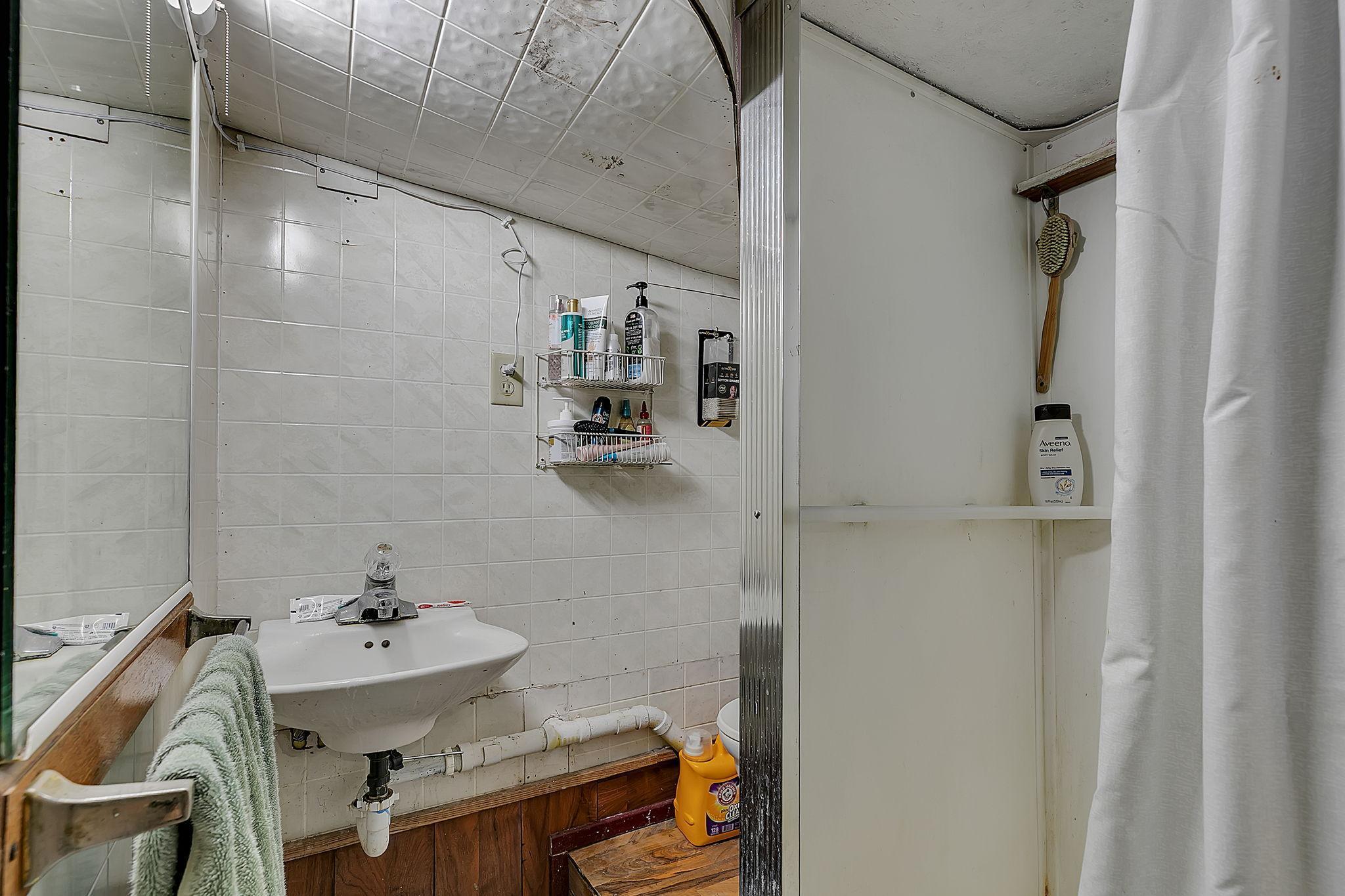 Bsmt Apt. 3/4 shower bathroom