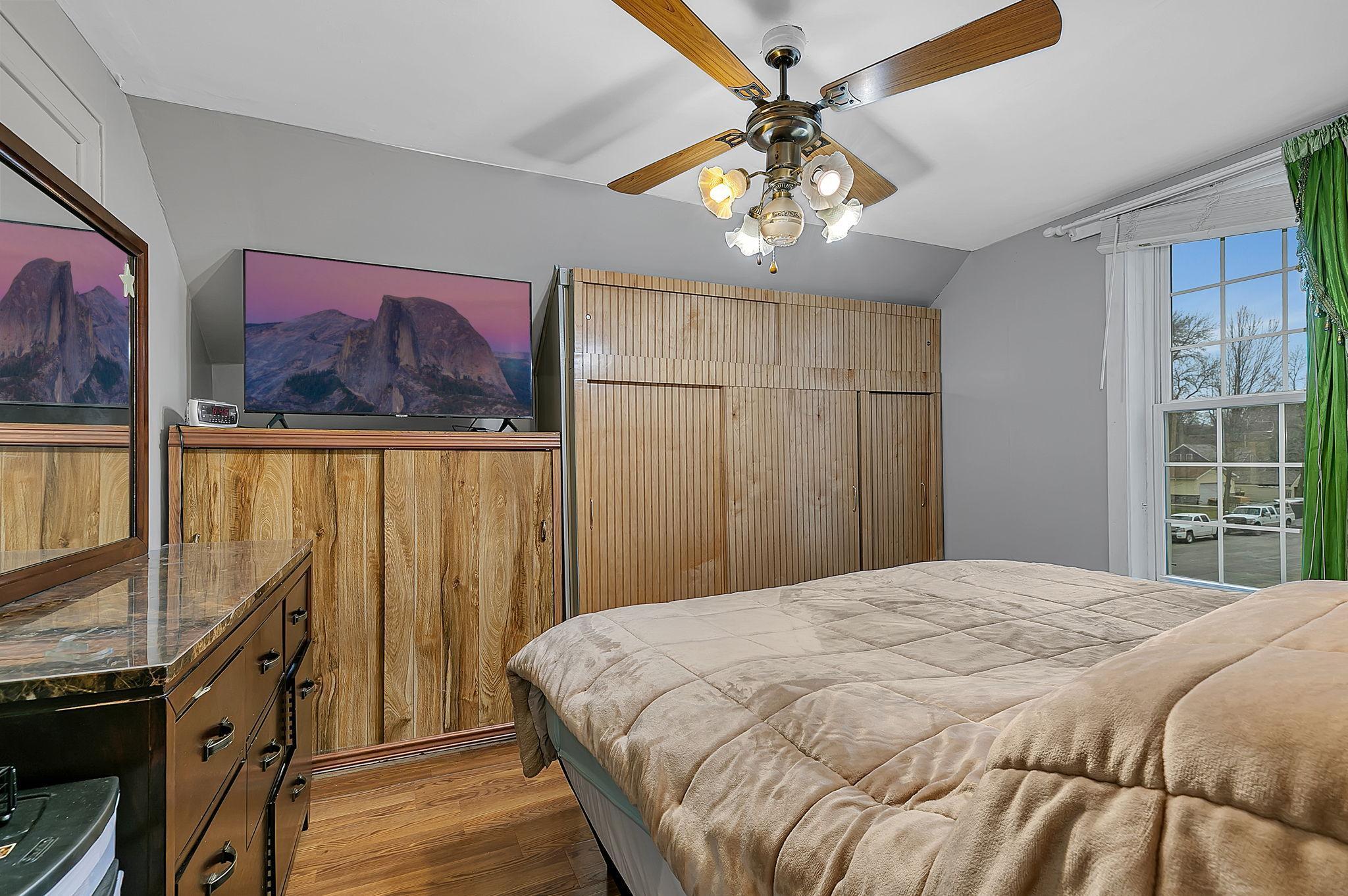 Primary bedroom- adjustable bed- can stay!