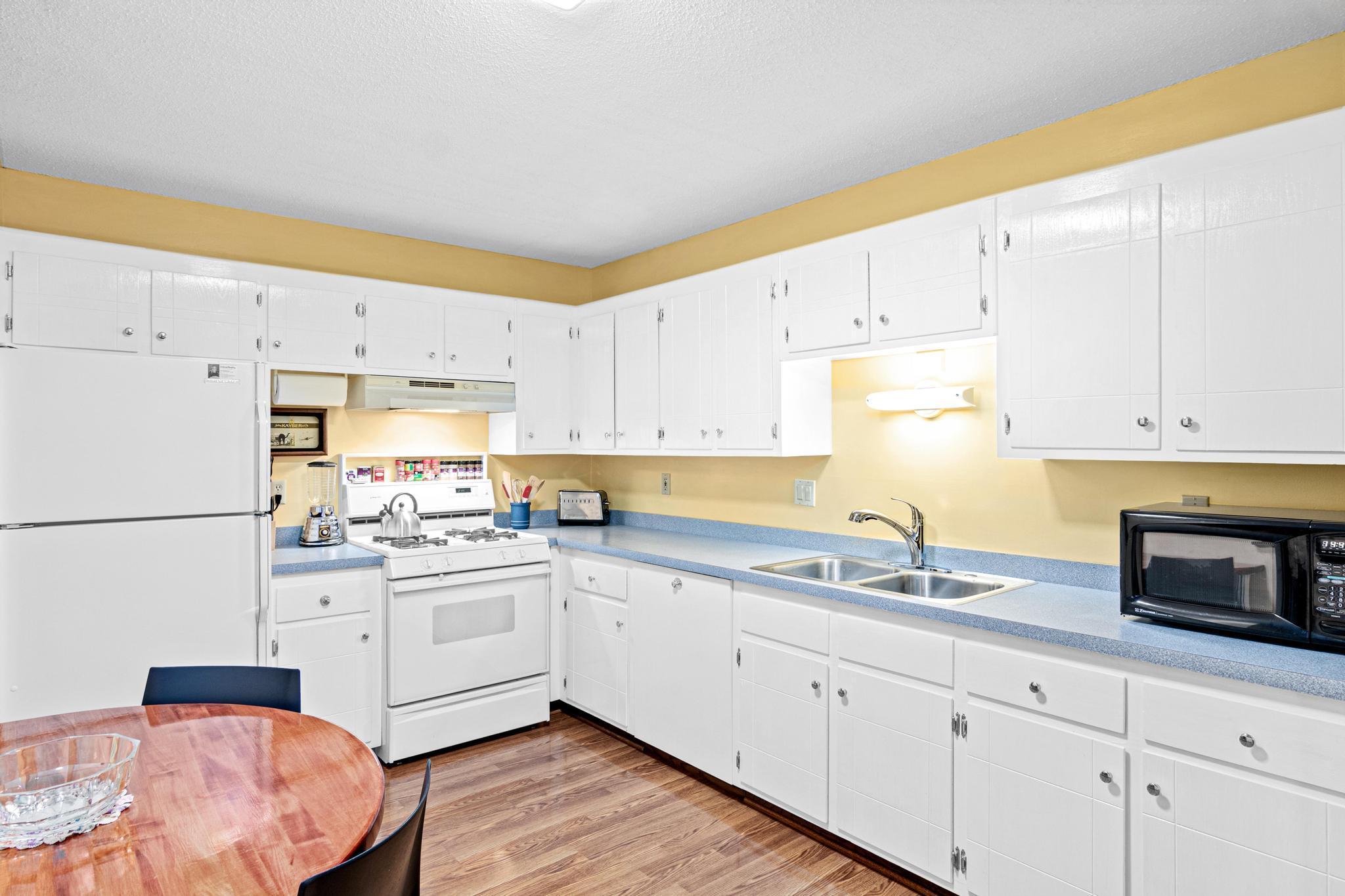 This kitchen is a dream! Look at the number of cabinets and all that counterspace!