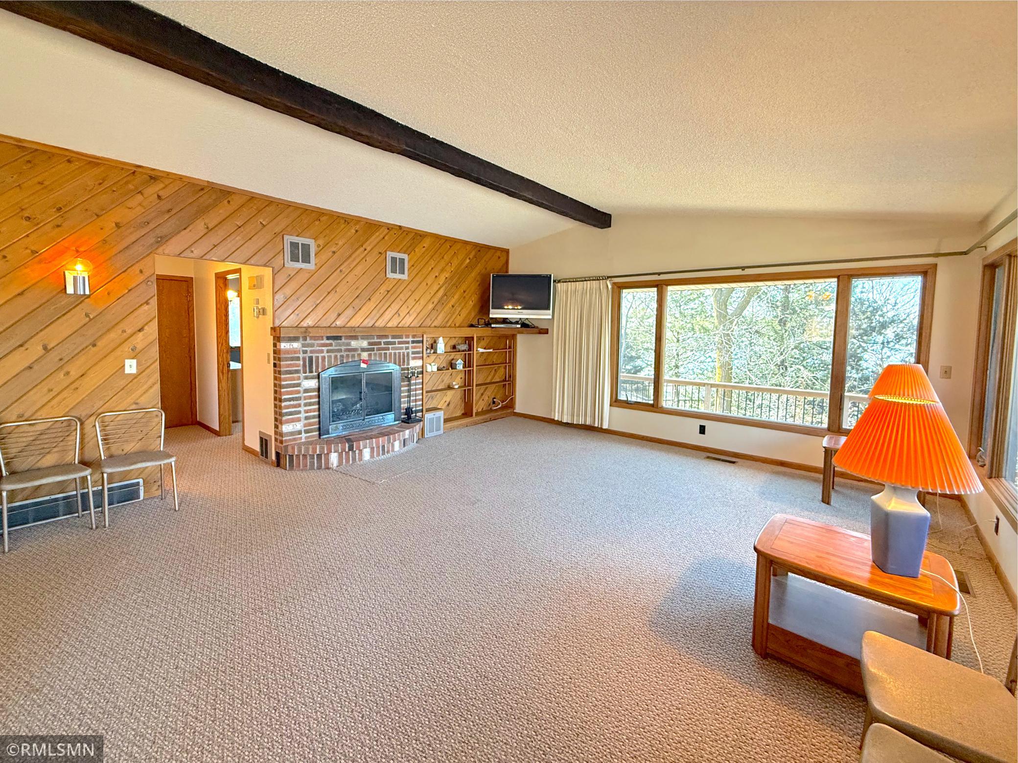 Whether hosting guests or enjoying a quiet evening at home, this inviting space is all about comfort, light, and the beauty of the lake just beyond.