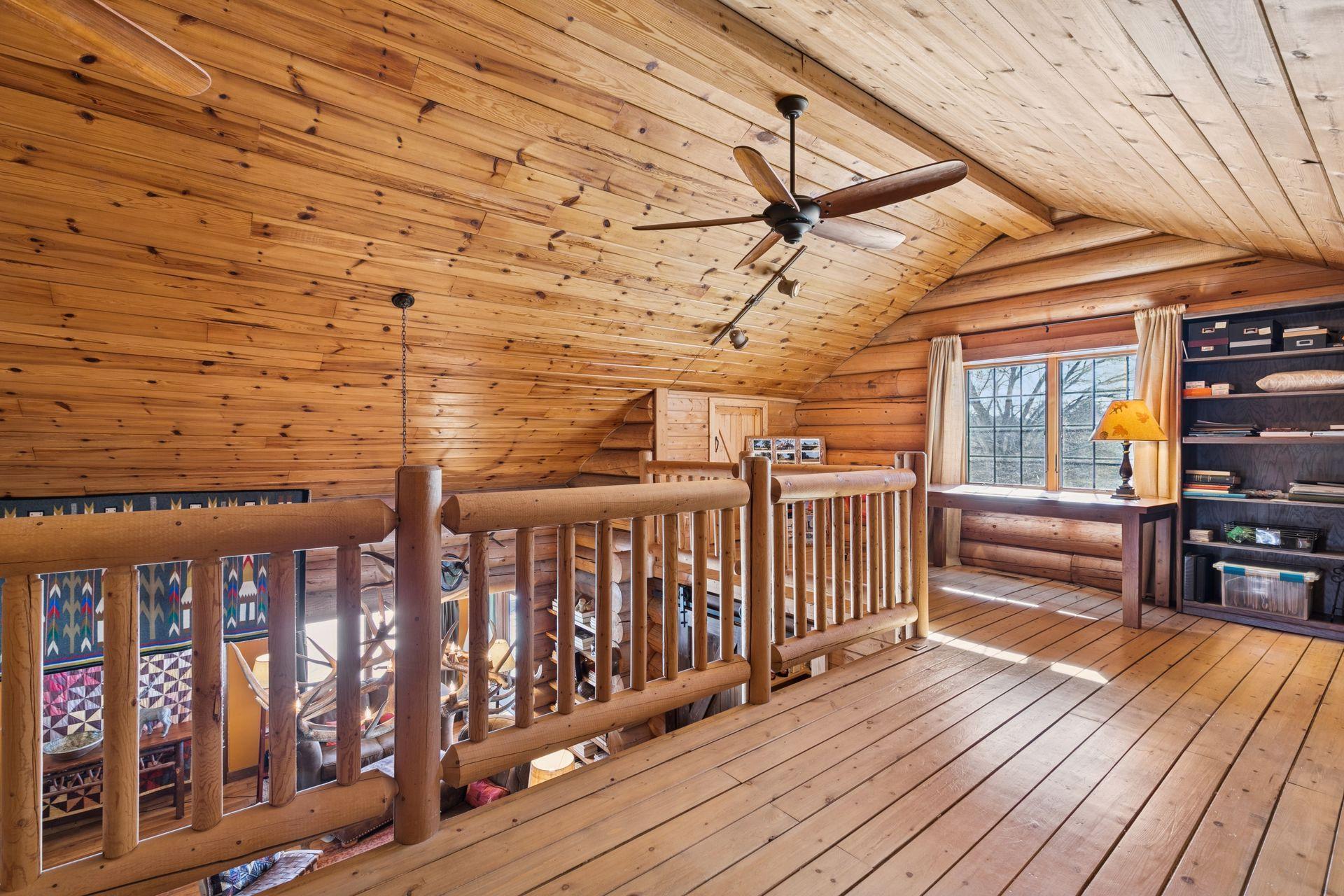 Upper level loft with ceiling fan