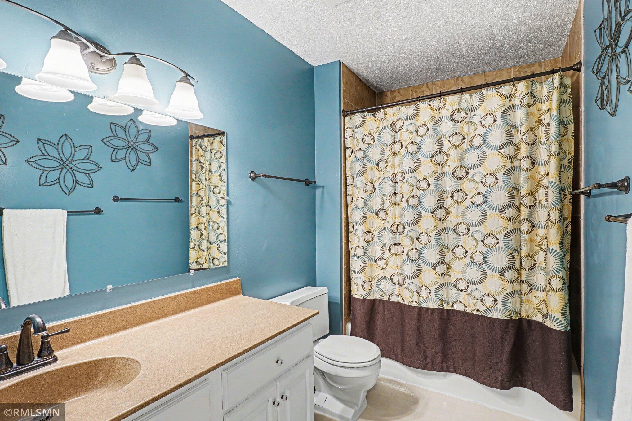 Upper Level Full Bath.jpg