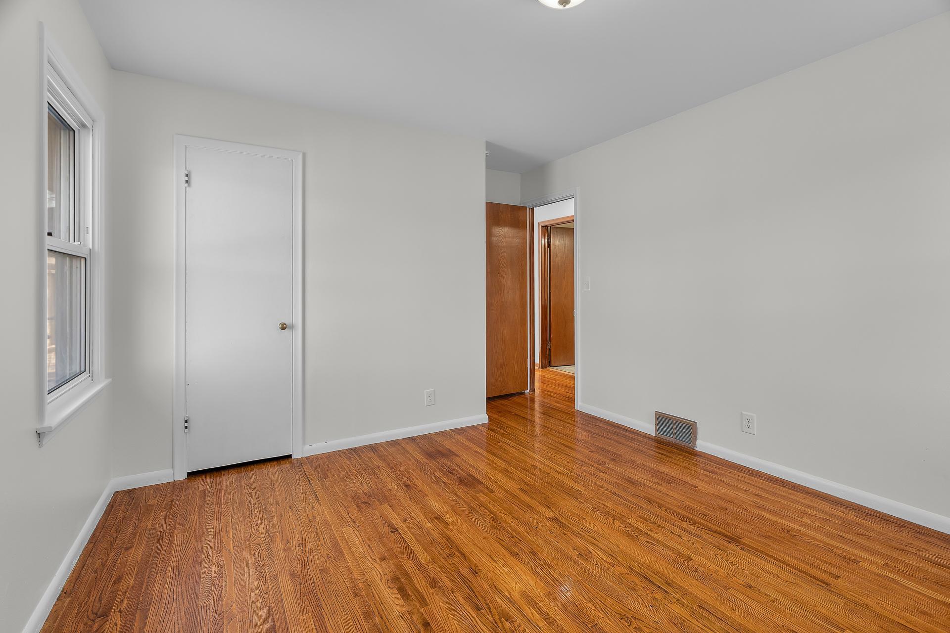 9109 Queen Ave S MLS-25.jpg