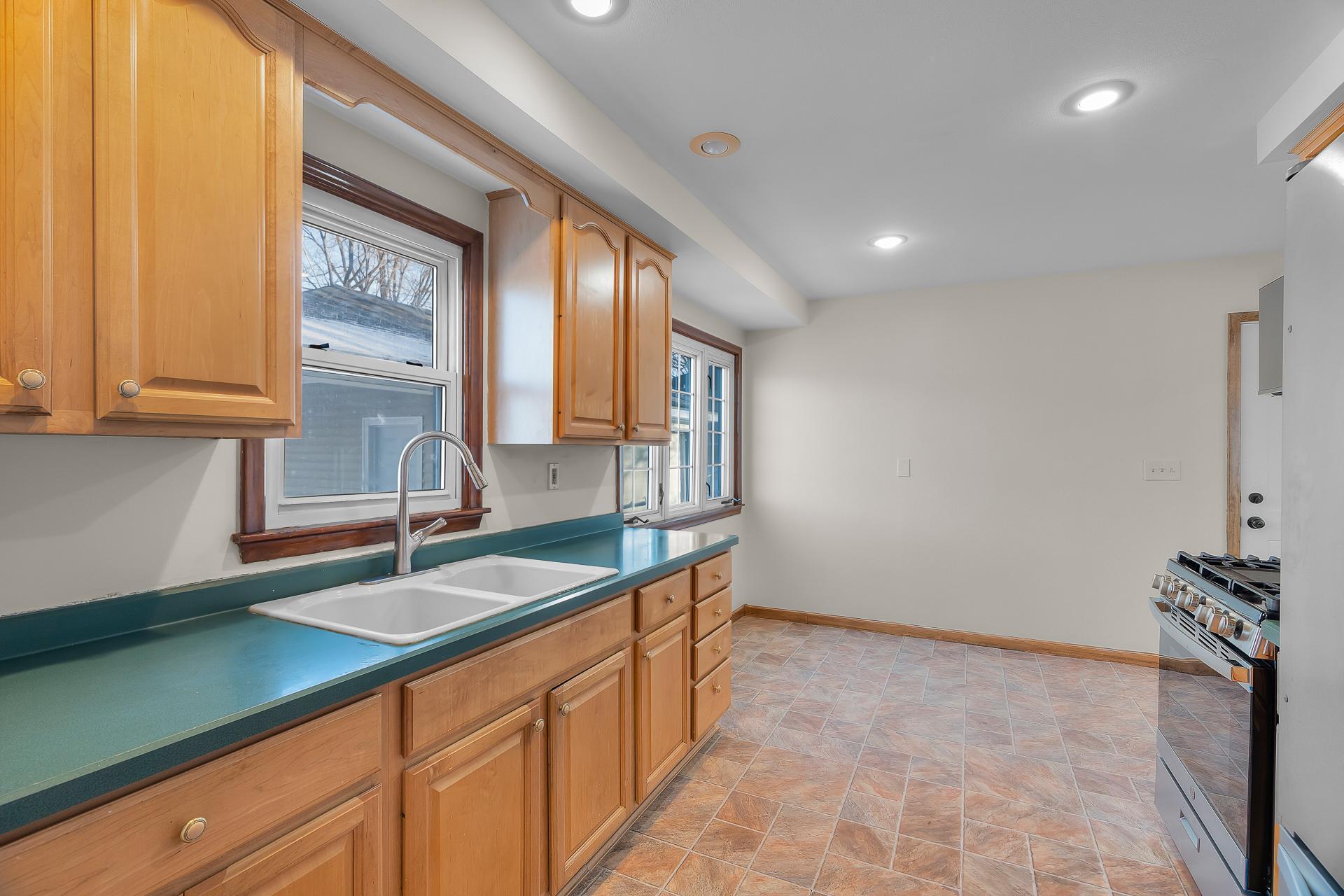 9109 Queen Ave S MLS-21.jpg