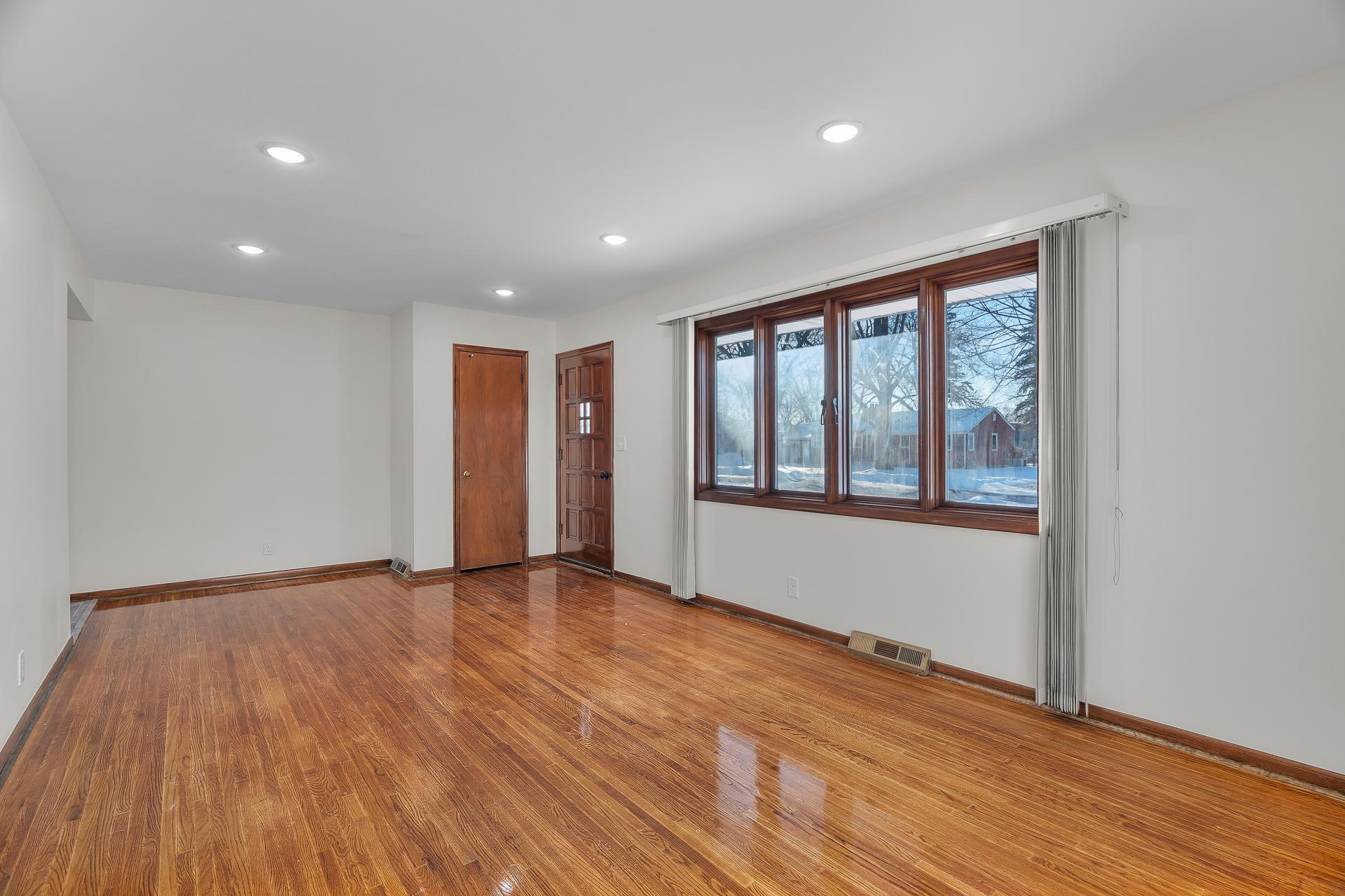 9109 Queen Ave S MLS-14.jpg