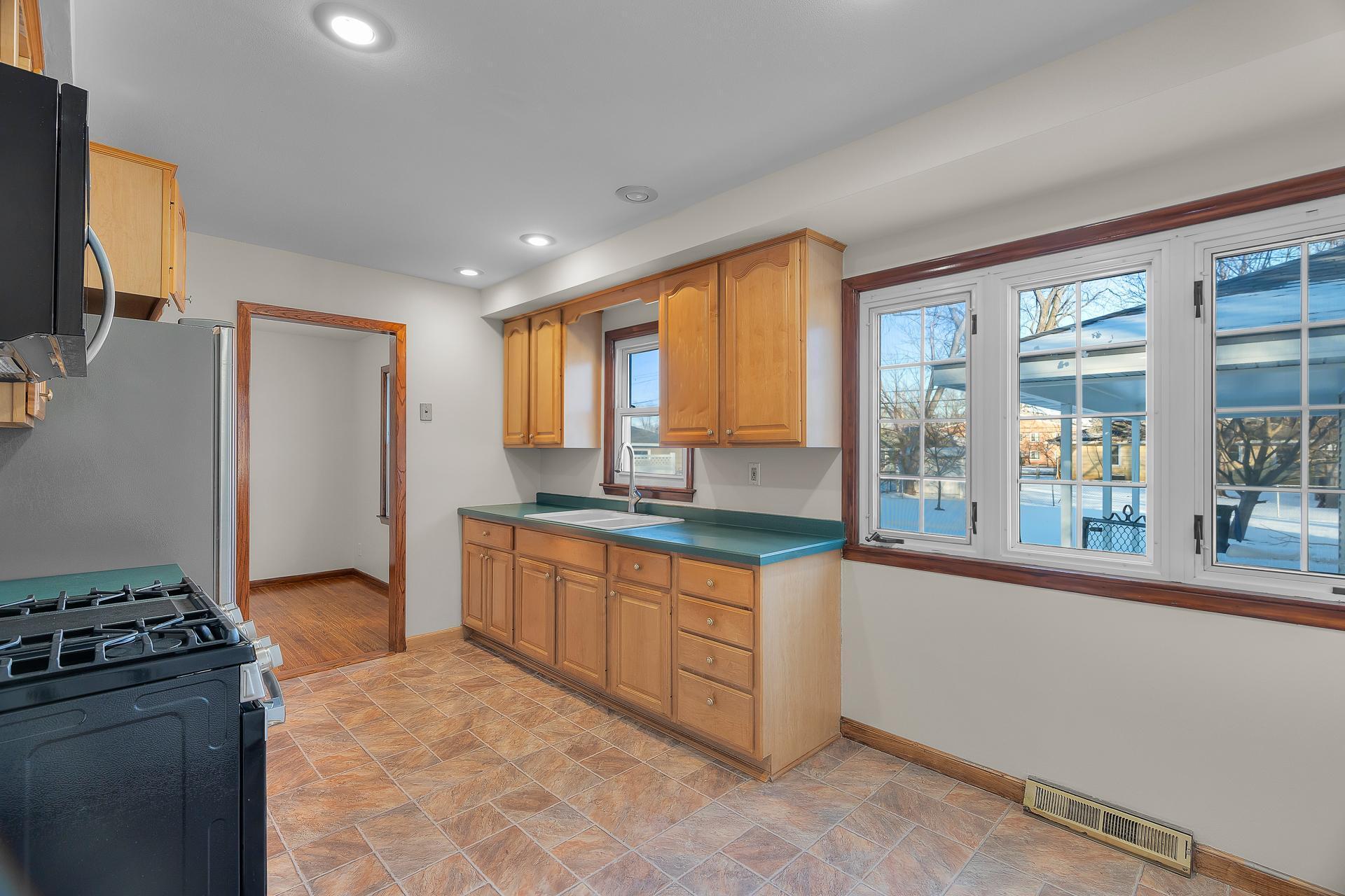 9109 Queen Ave S MLS-17.jpg