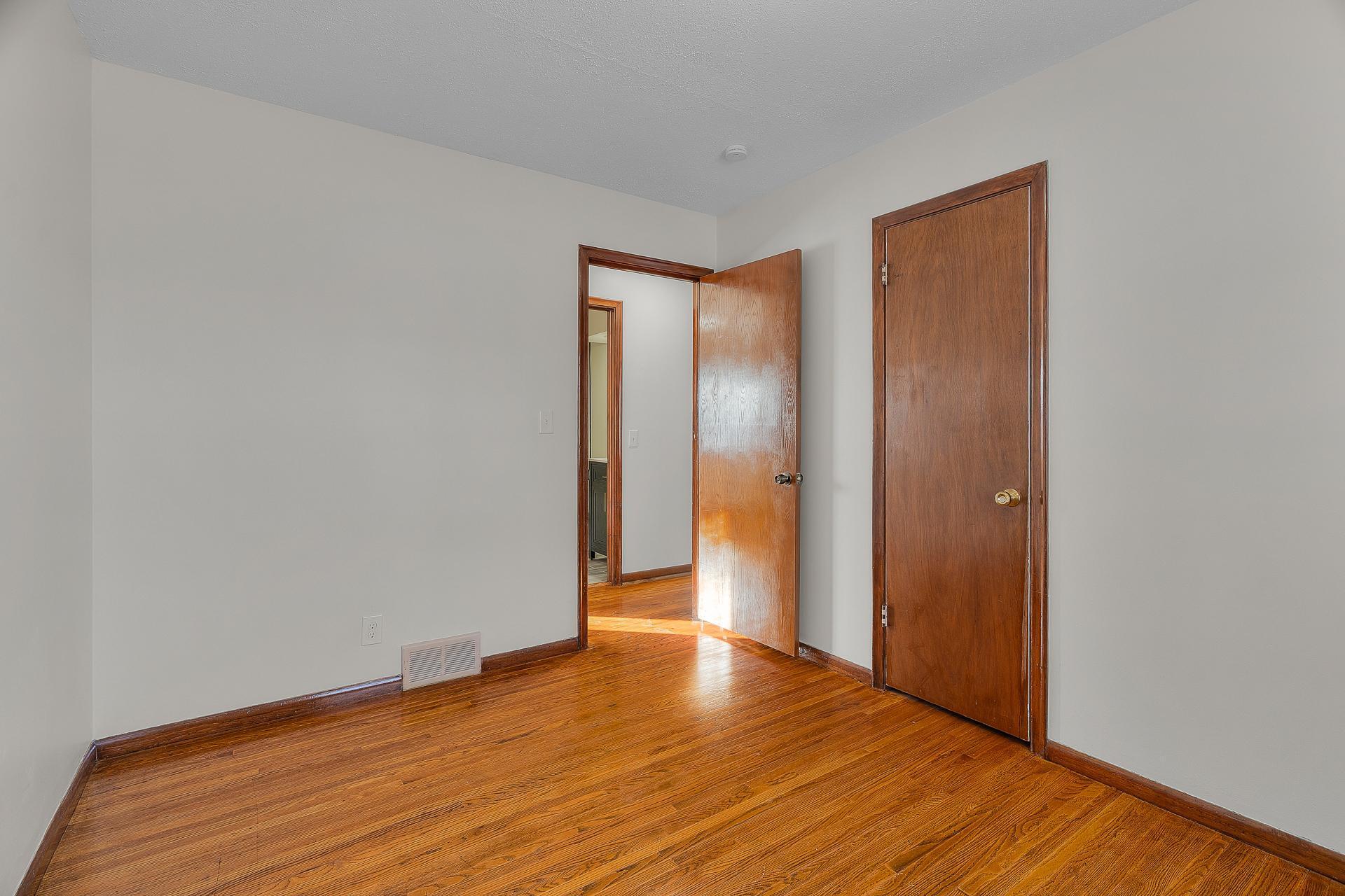 9109 Queen Ave S MLS-22.jpg