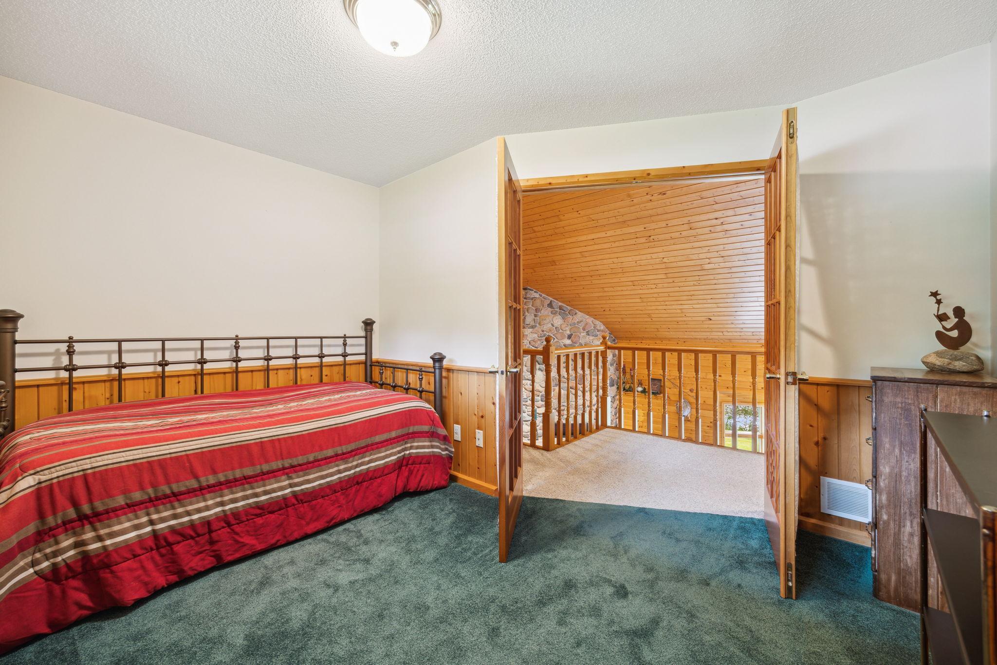 This room could be used as an office, den or additional sleeping space while at the lake!