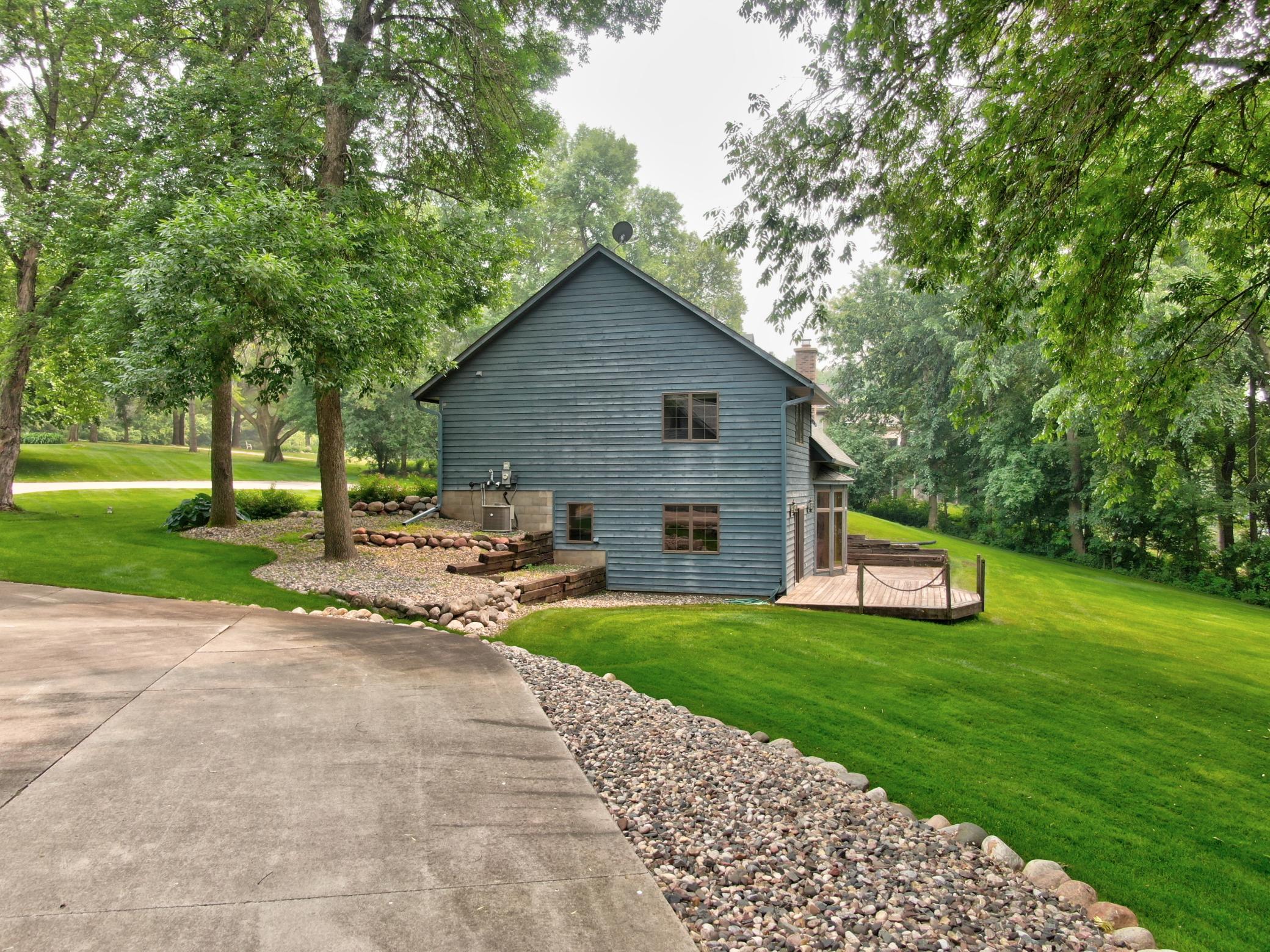 Located on a quiet dead-end road while still being close to many shops, attractions and dining in Annandale, South Haven and Kimball you will love this area!