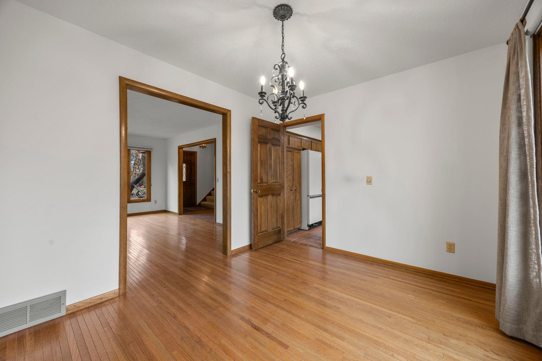 19-web-or-mls-9449 Woodridge Dr-120.jpg