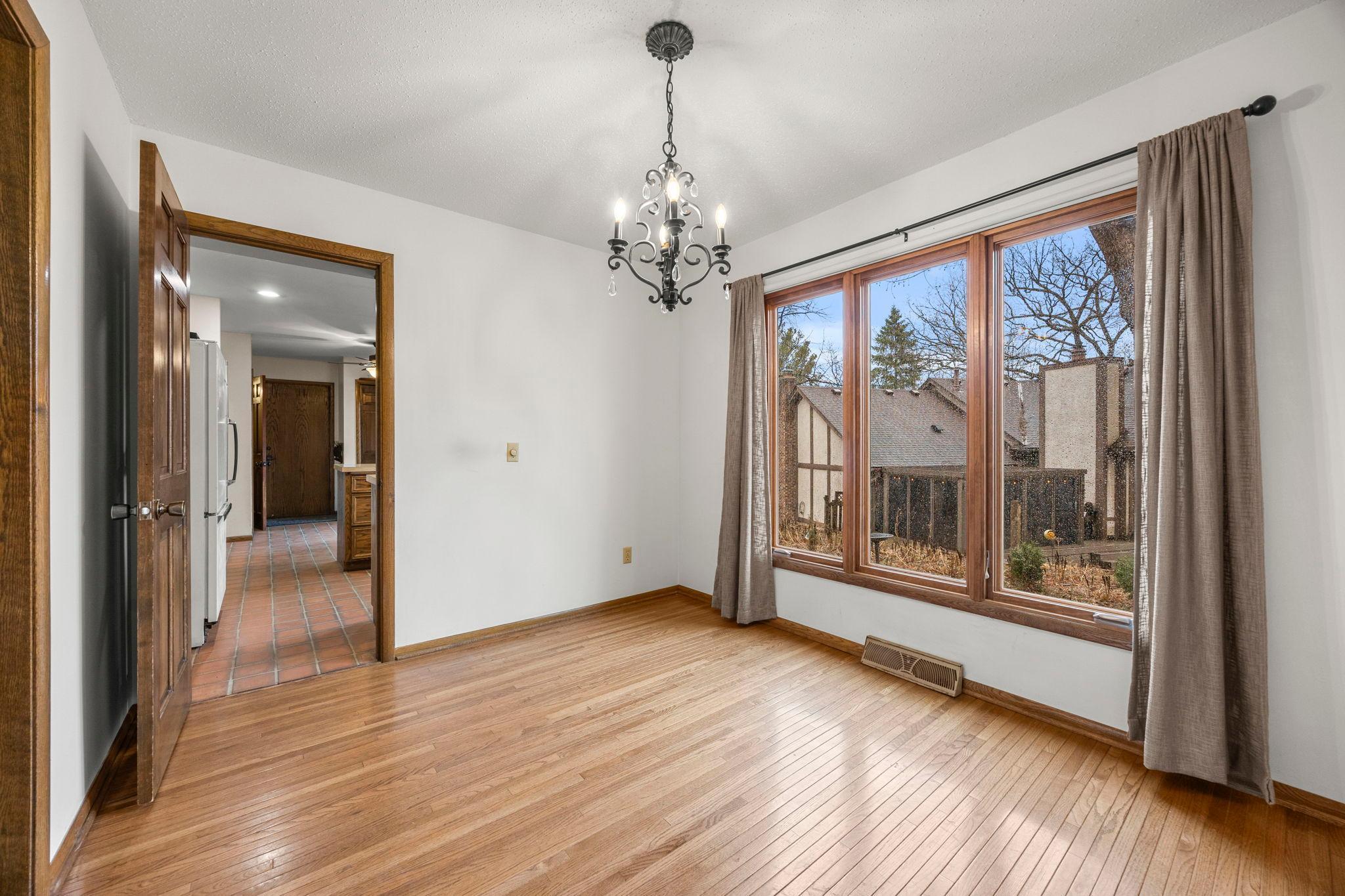 17-web-or-mls-9449 Woodridge Dr-115.jpg