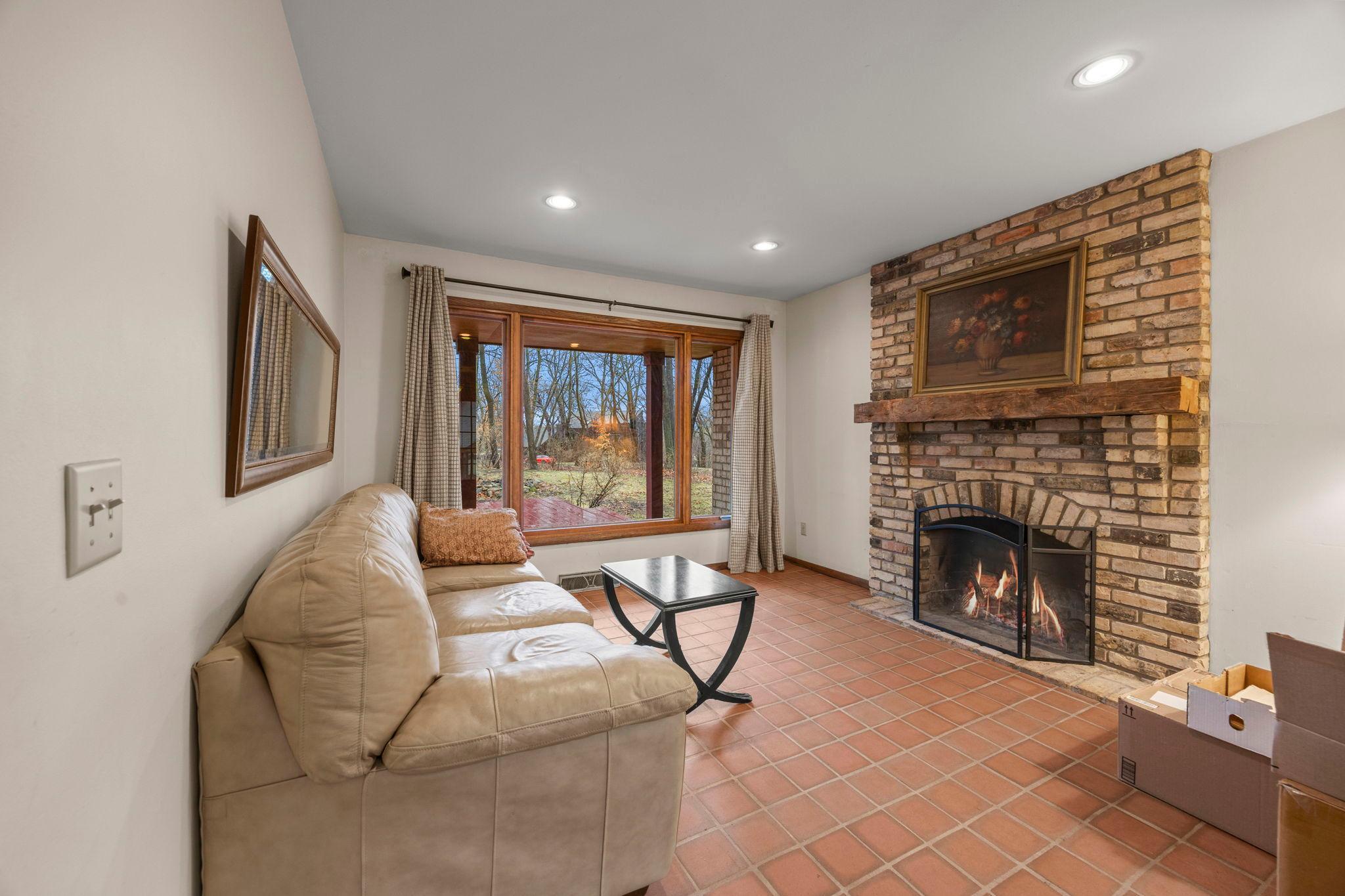 21-web-or-mls-9449 Woodridge Dr-190.jpg