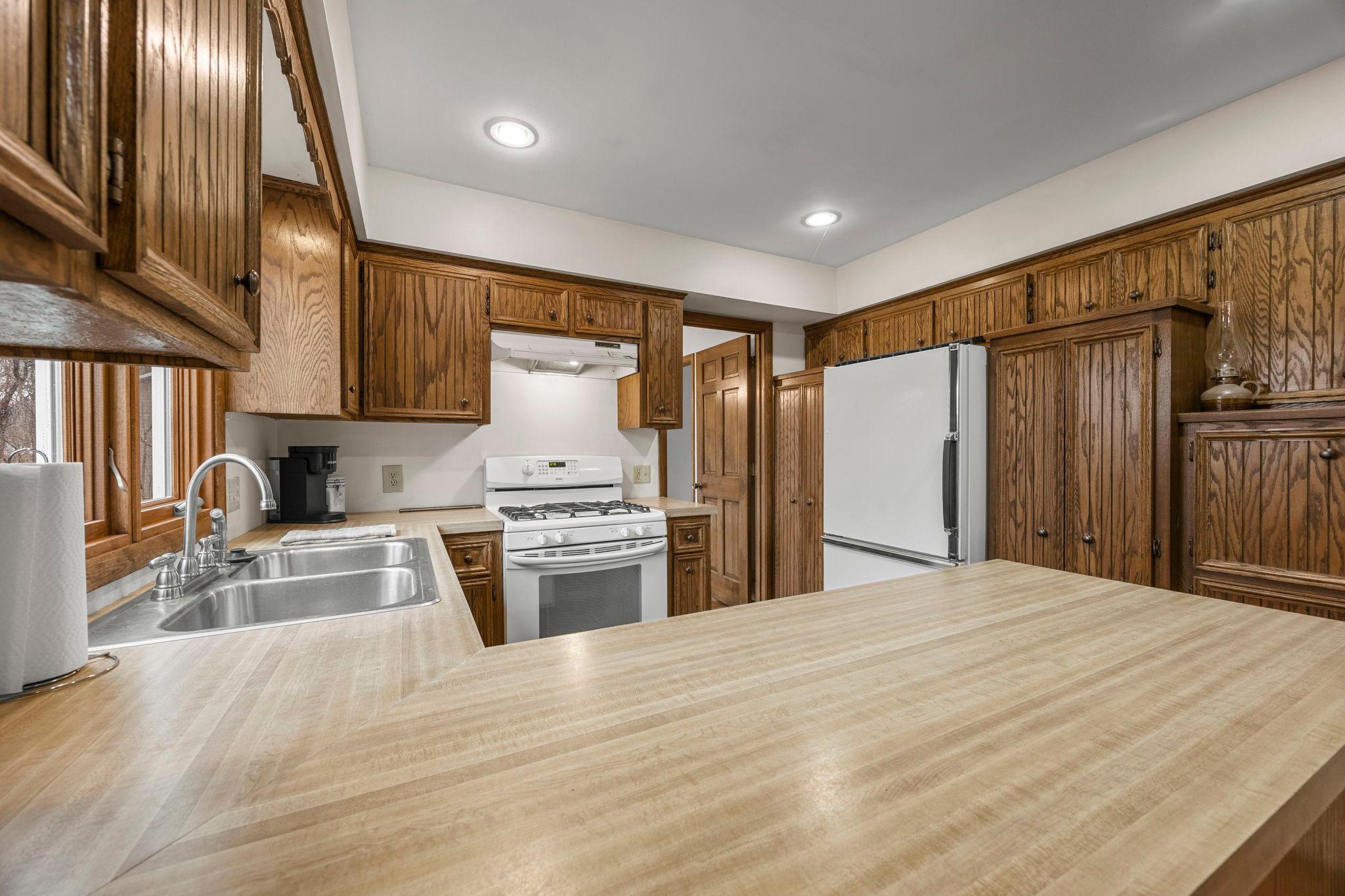 31-web-or-mls-9449 Woodridge Dr-145.jpg