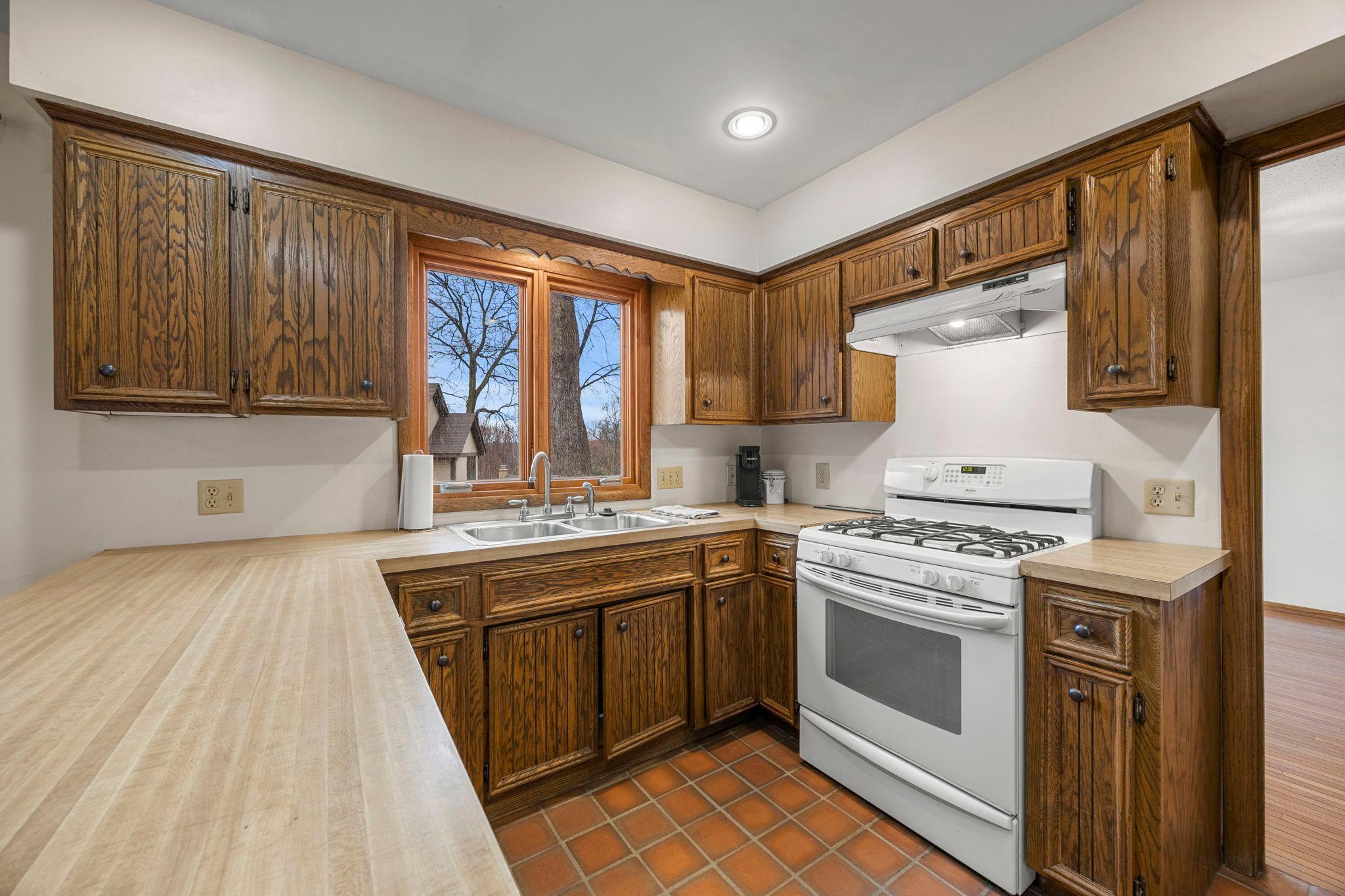 30-web-or-mls-9449 Woodridge Dr-140.jpg