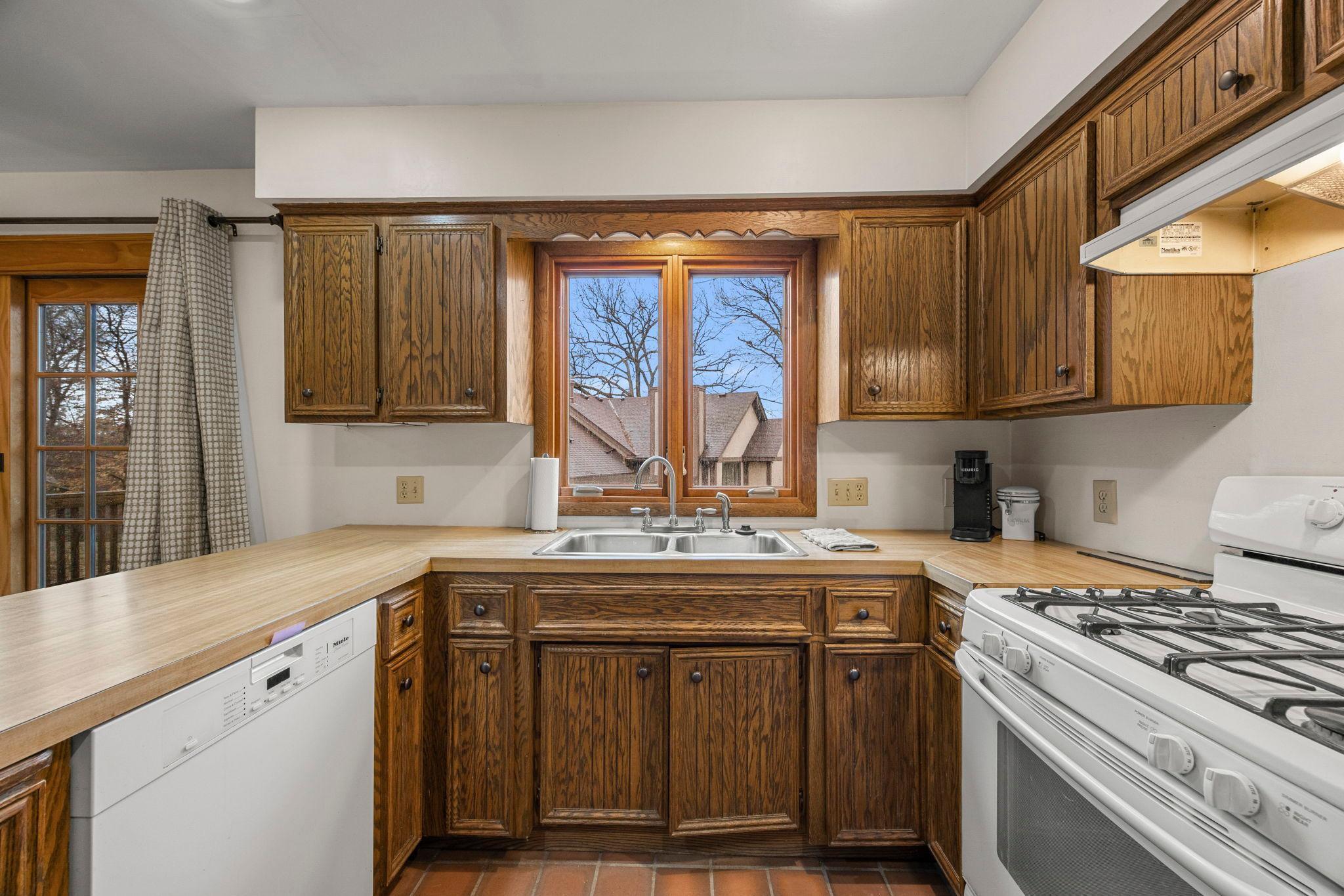 29-web-or-mls-9449 Woodridge Dr-135.jpg