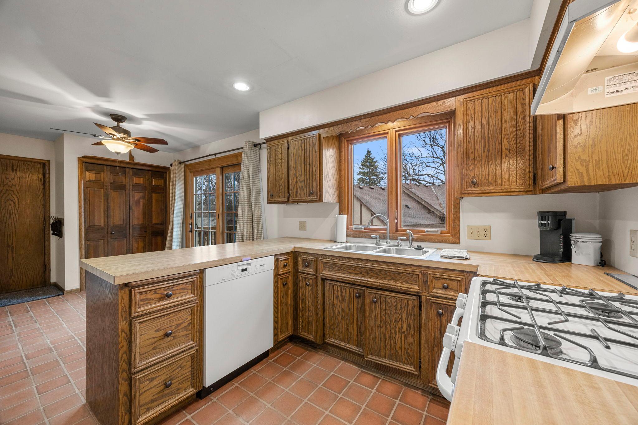 28-web-or-mls-9449 Woodridge Dr-130.jpg