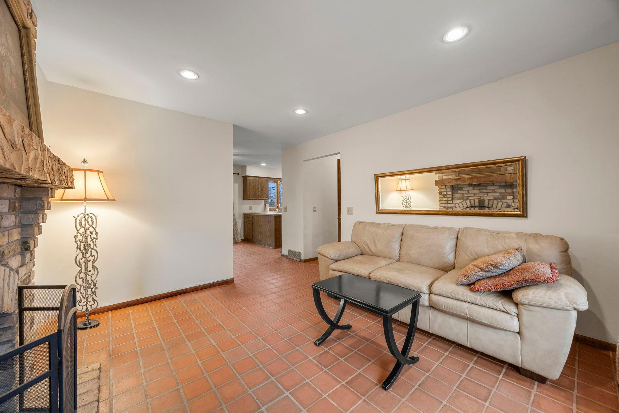 26-web-or-mls-9449 Woodridge Dr-205.jpg