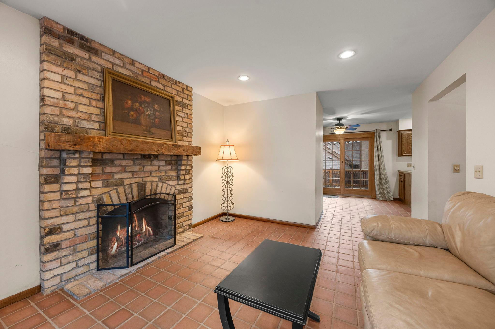 24-web-or-mls-9449 Woodridge Dr-210.jpg