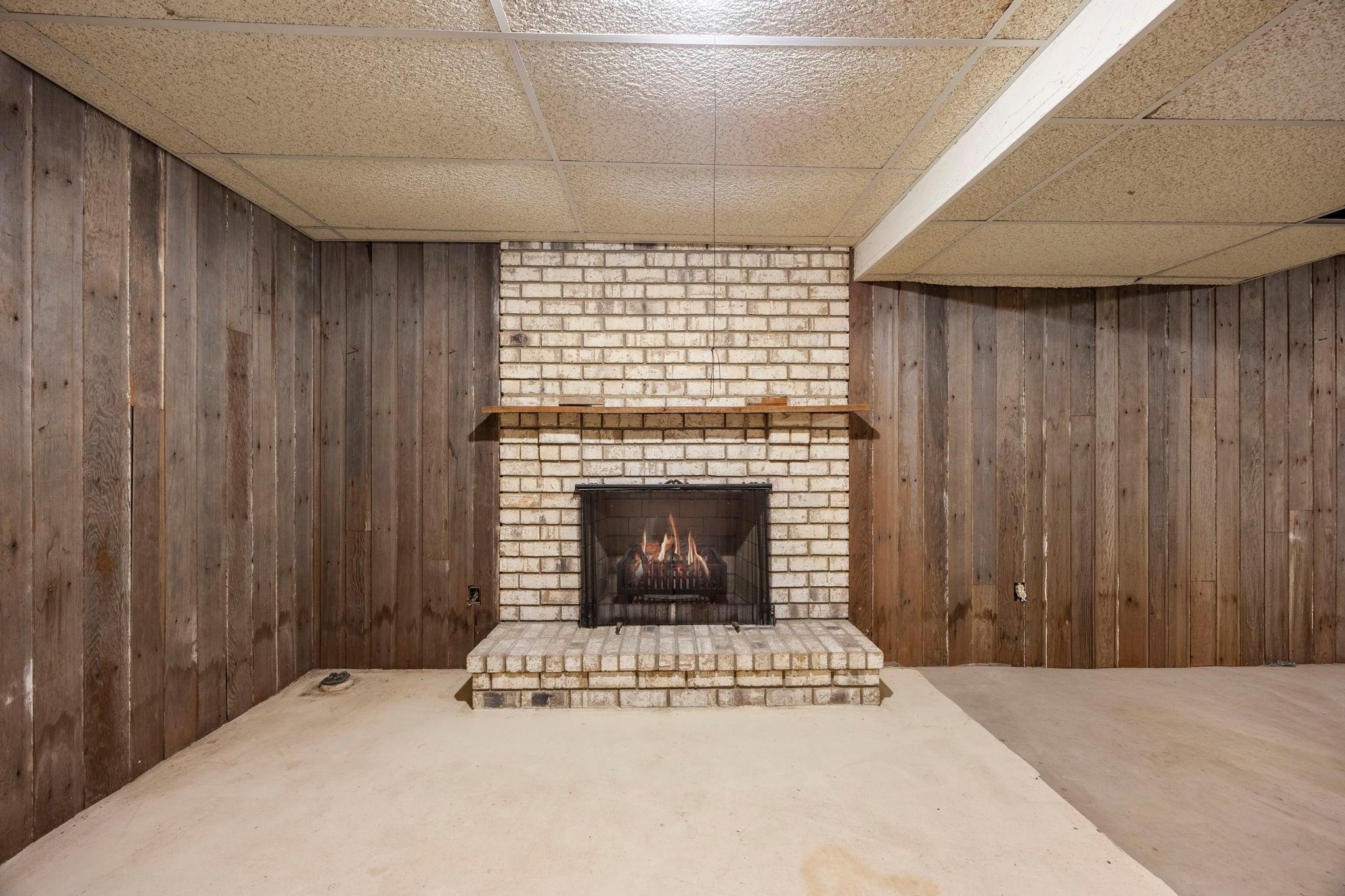 64-web-or-mls-9449 Woodridge Dr-30.jpg