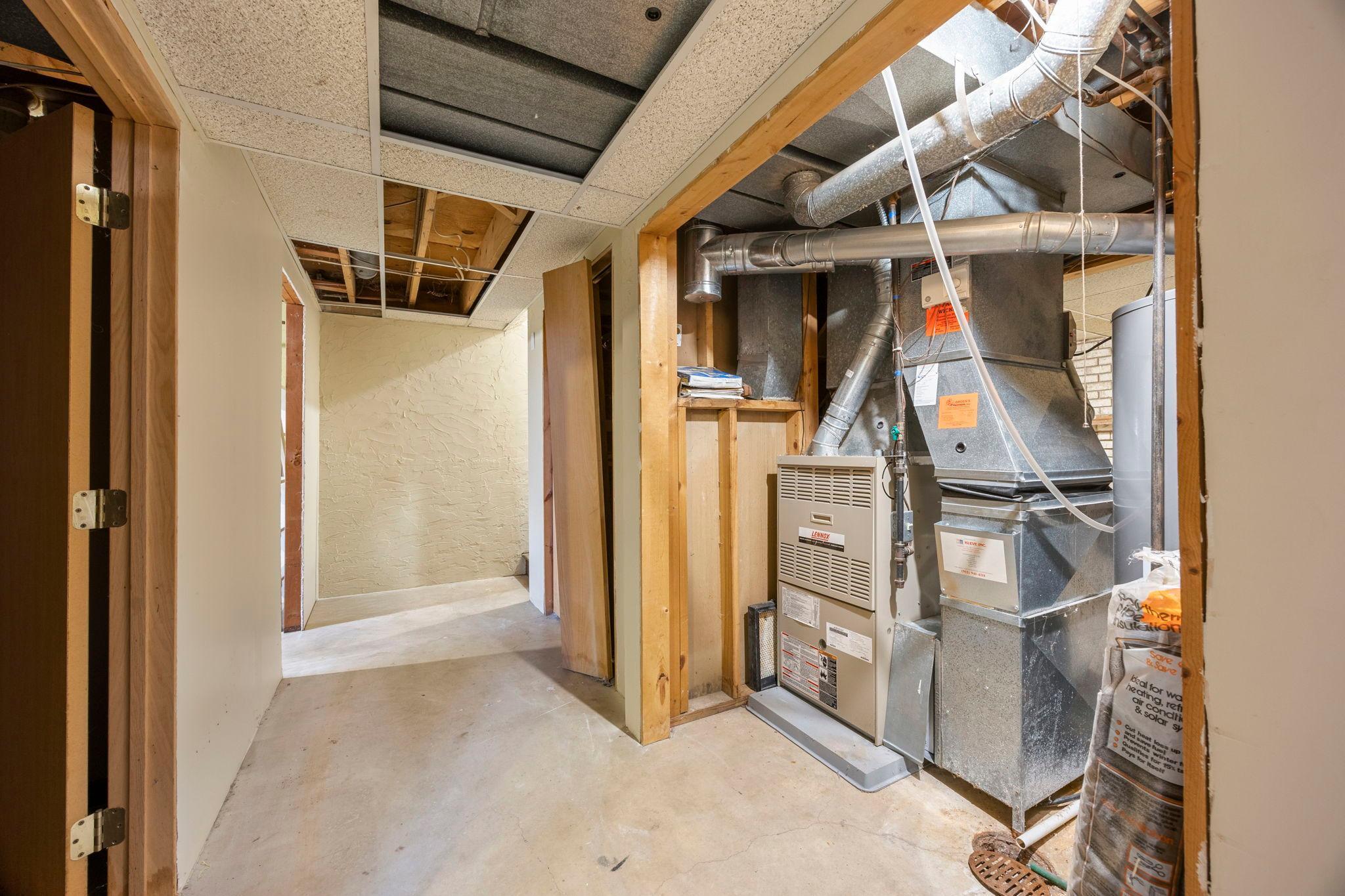 74-web-or-mls-9449 Woodridge Dr-20.jpg