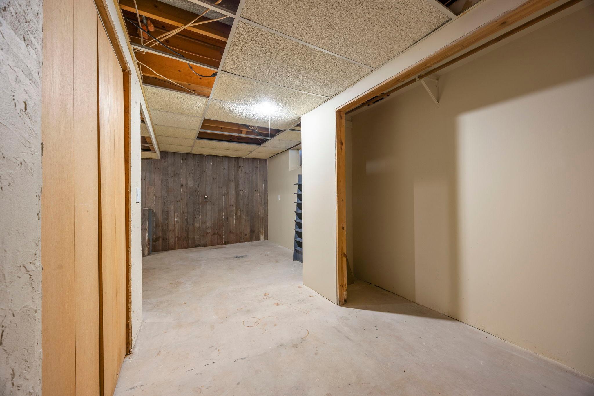 70-web-or-mls-9449 Woodridge Dr-15.jpg