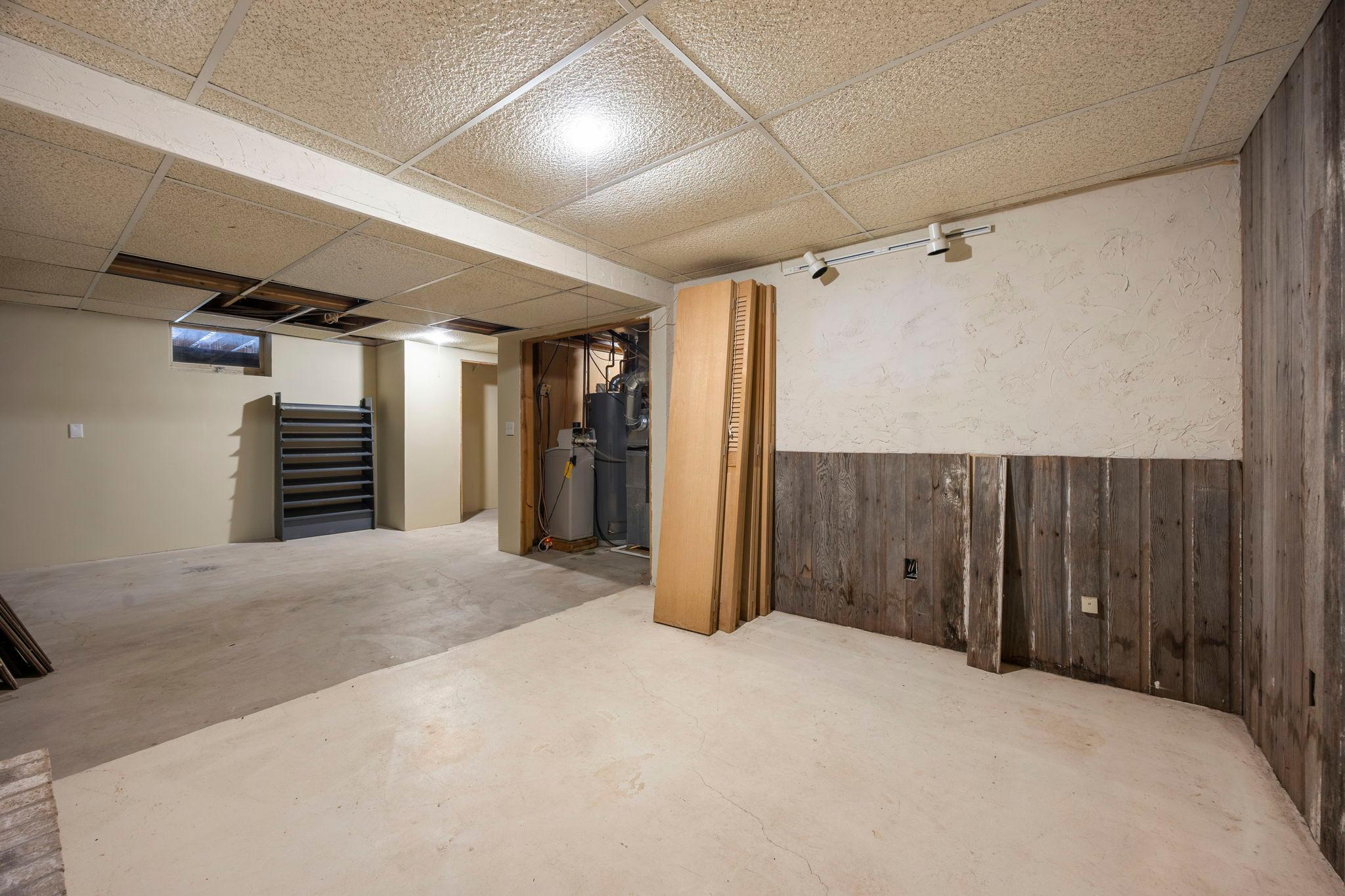 66-web-or-mls-9449 Woodridge Dr-40.jpg