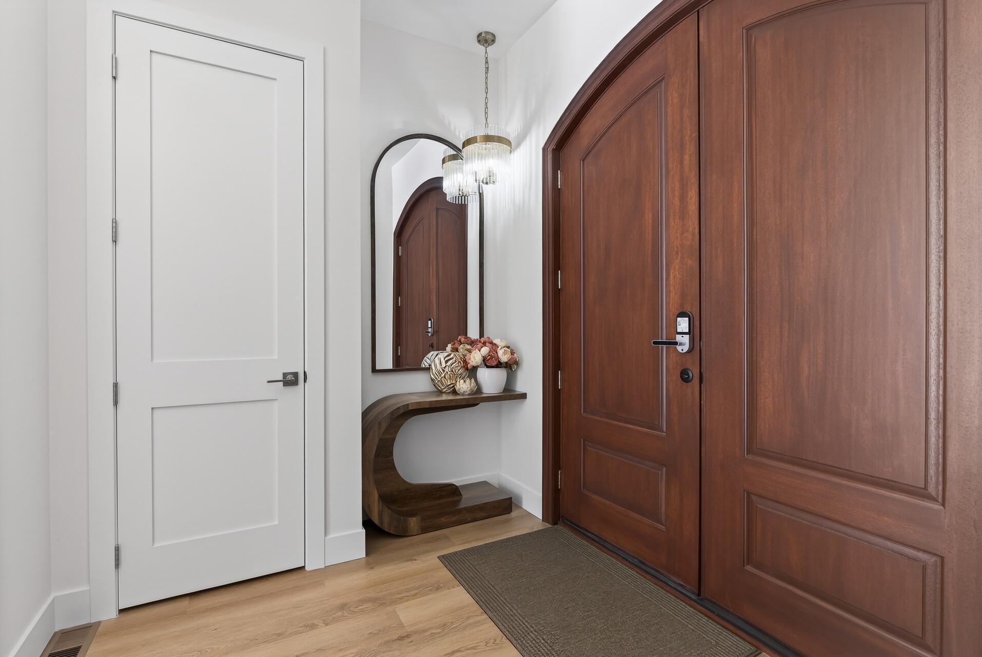 Spacious, inviting entryway