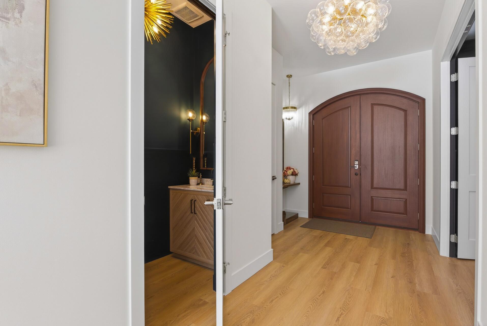 Spacious, inviting entryway