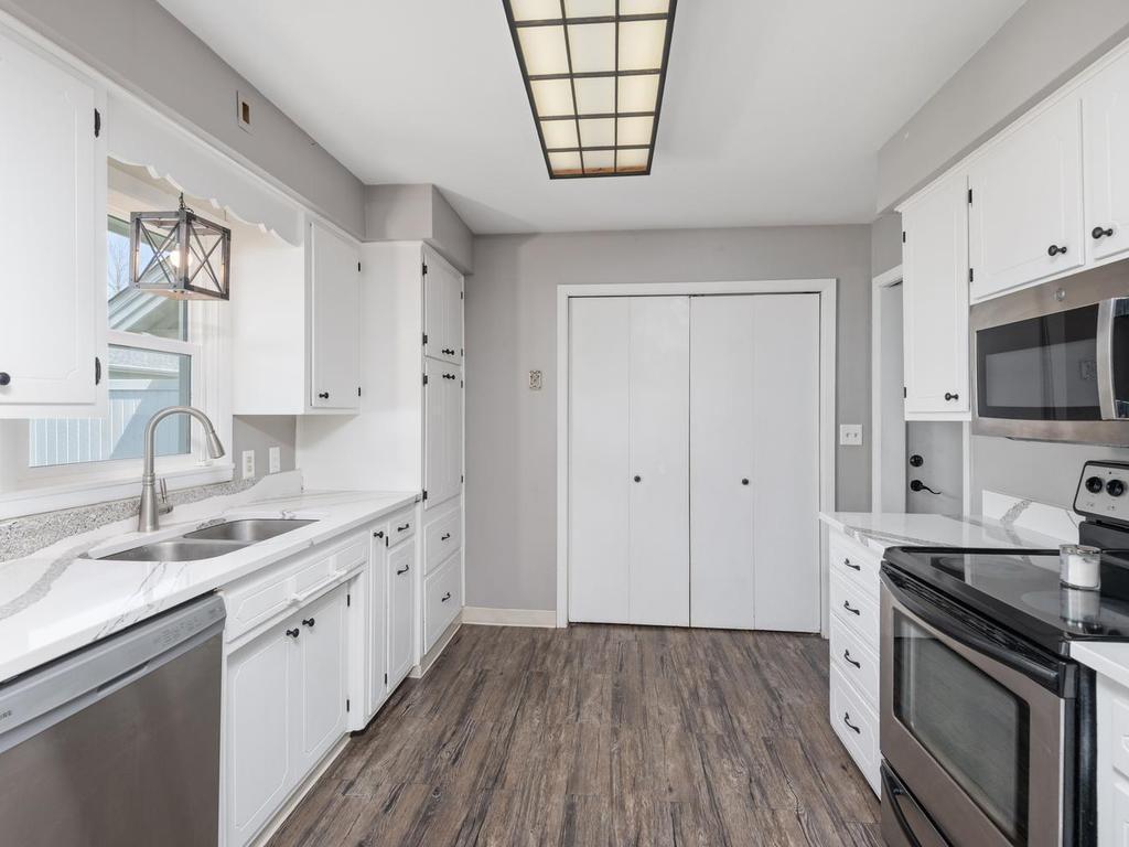 701 1st St NE New Prague MN 56071 USA-009-009-First St NENew Prague9-MLS_Size.jpg