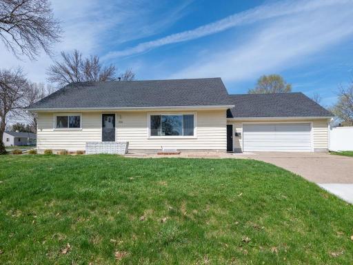 701 1st St NE New Prague MN 56071 USA-001-001-First St NENew Prague1-MLS_Size.jpg
