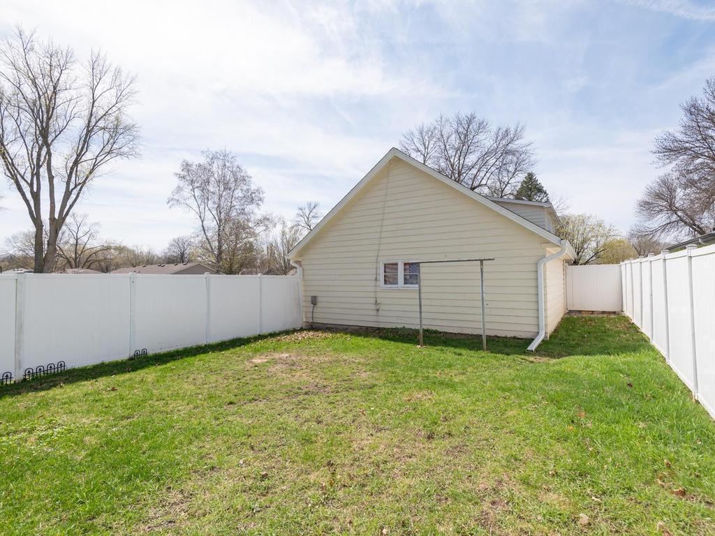 701 1st St NE New Prague MN 56071 USA-026-026-First St NENew Prague26-MLS_Size.jpg