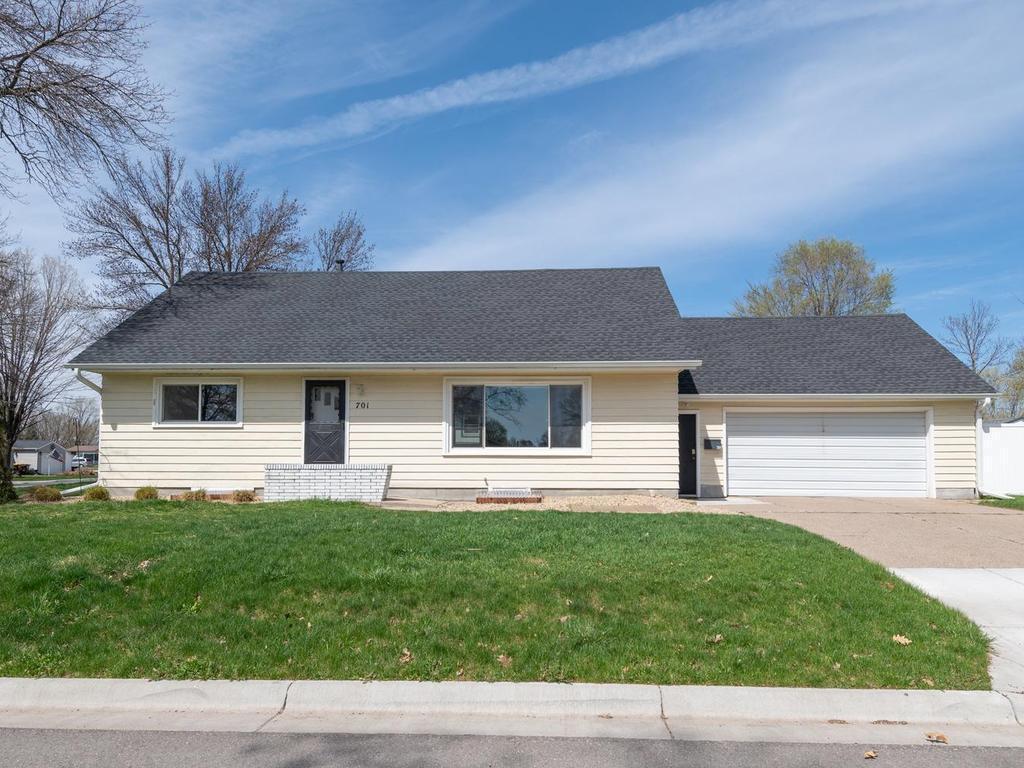 701 1st St NE New Prague MN 56071 USA-027-027-First St NENew Prague27-MLS_Size.jpg