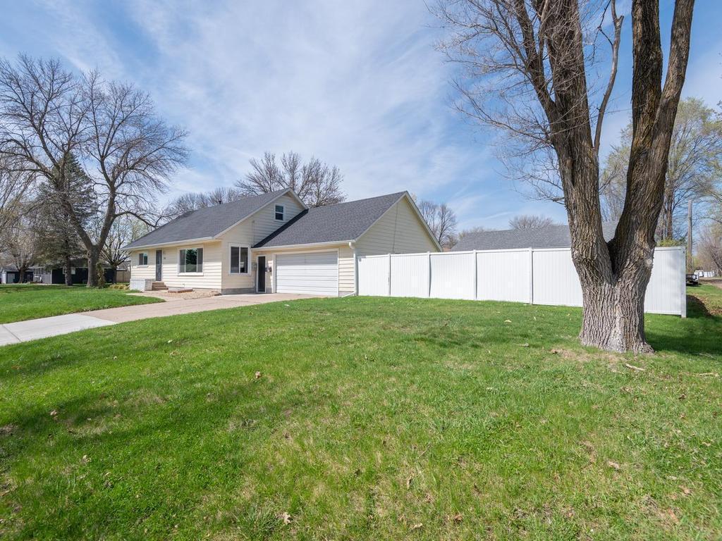 701 1st St NE New Prague MN 56071 USA-028-028-First St NENew Prague28-MLS_Size.jpg