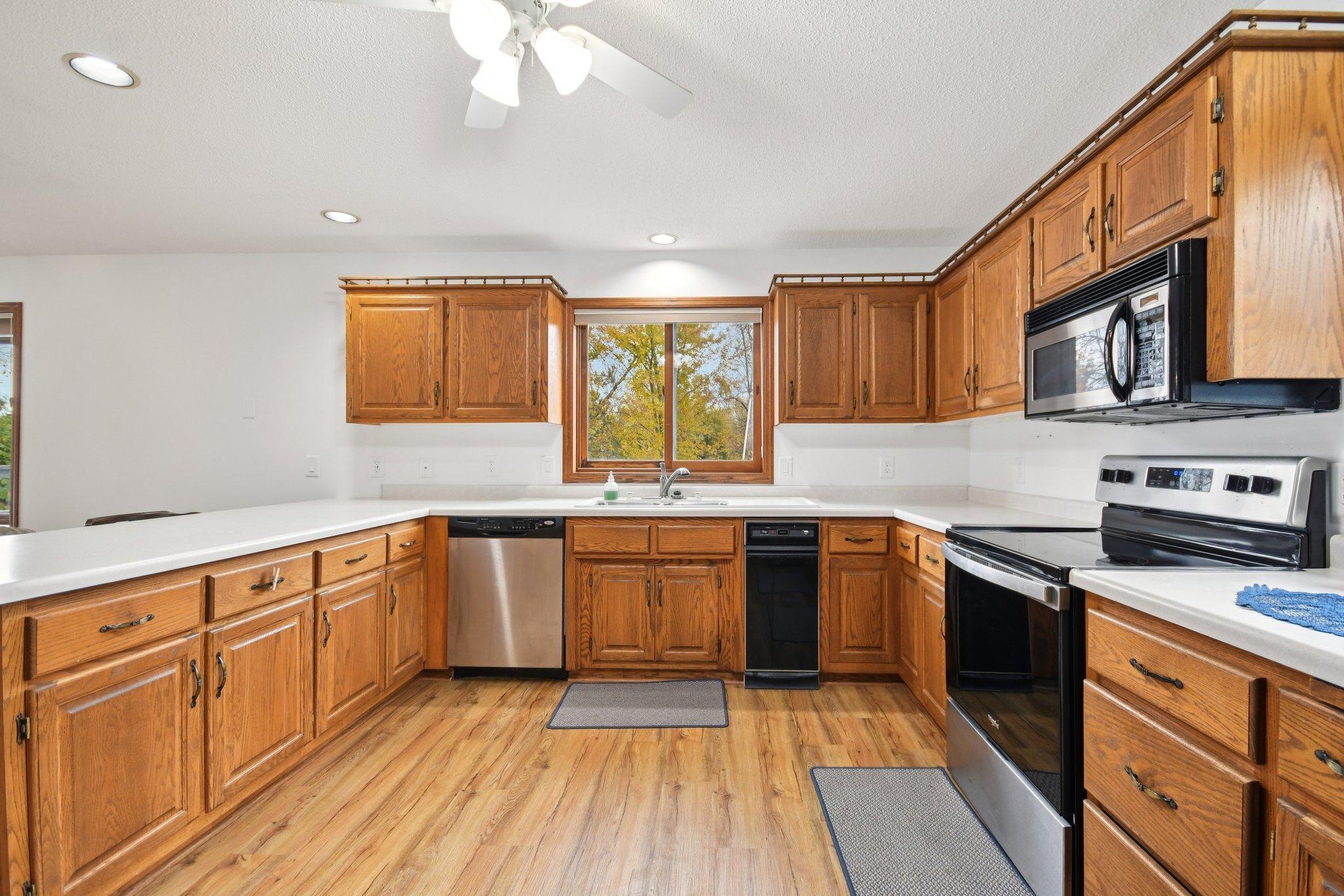 20-web-or-mls-Maple Ln-S2110-020.jpg