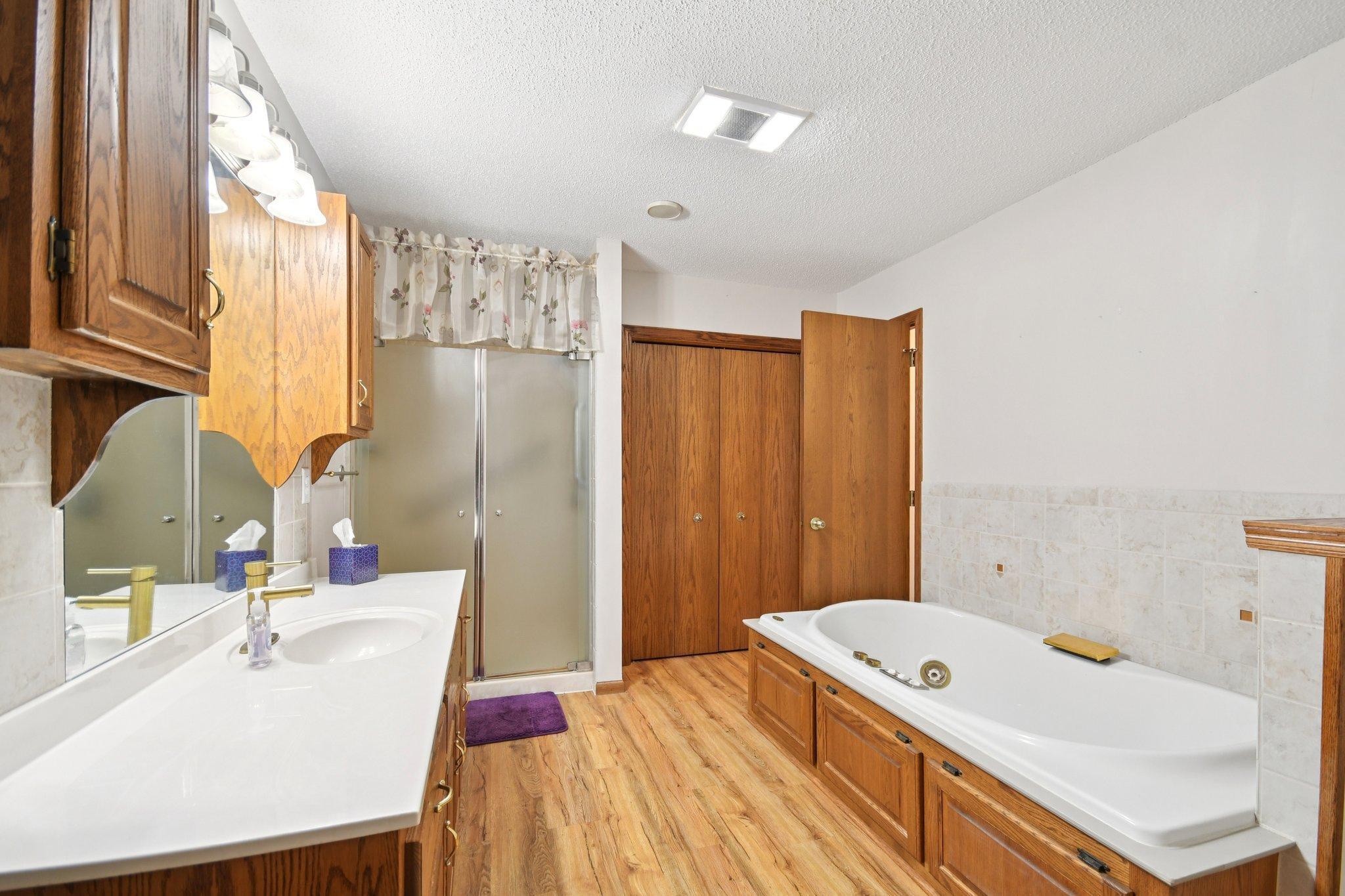 25-web-or-mls-Maple Ln-S2110-025.jpg