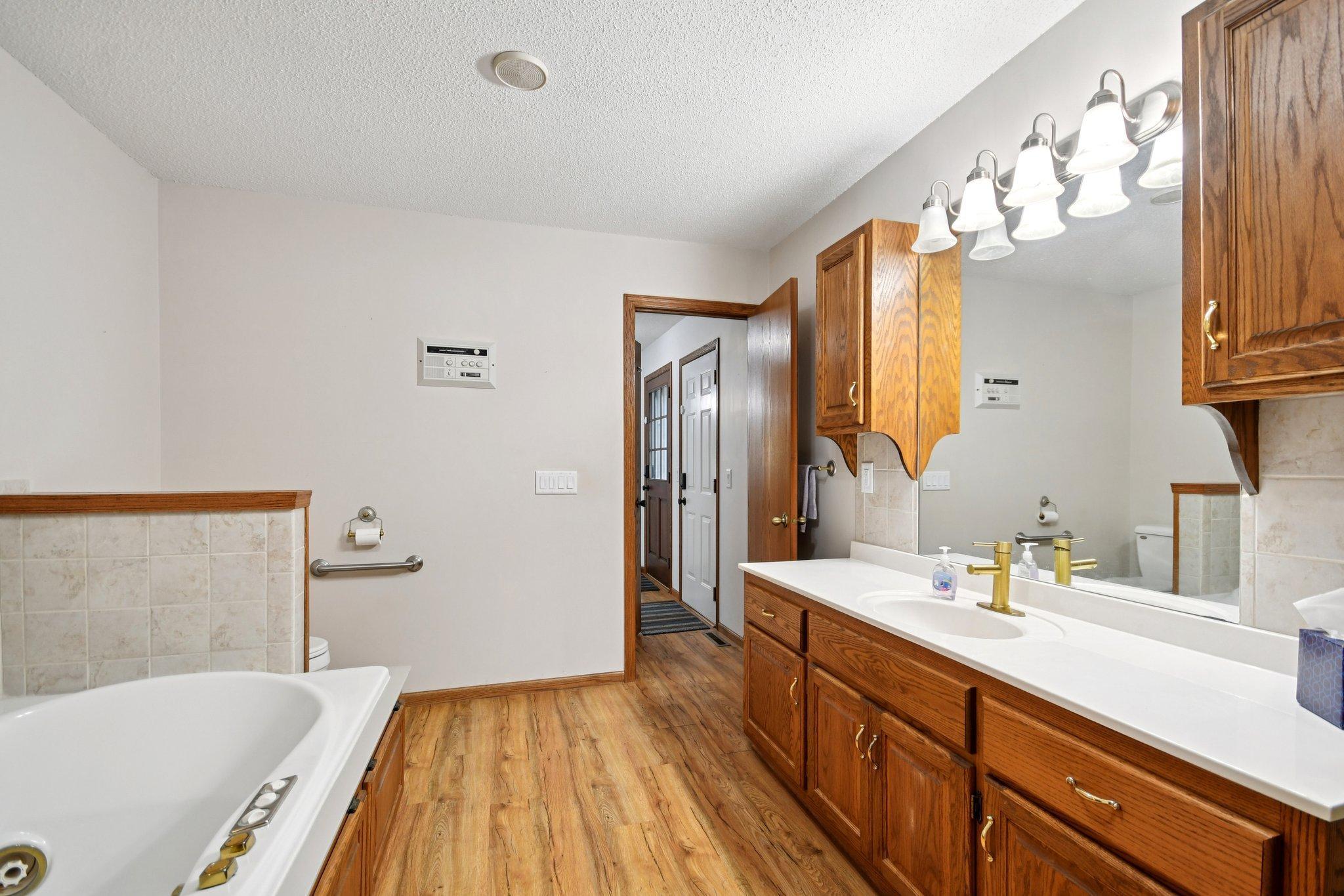 26-web-or-mls-Maple Ln-S2110-026.jpg