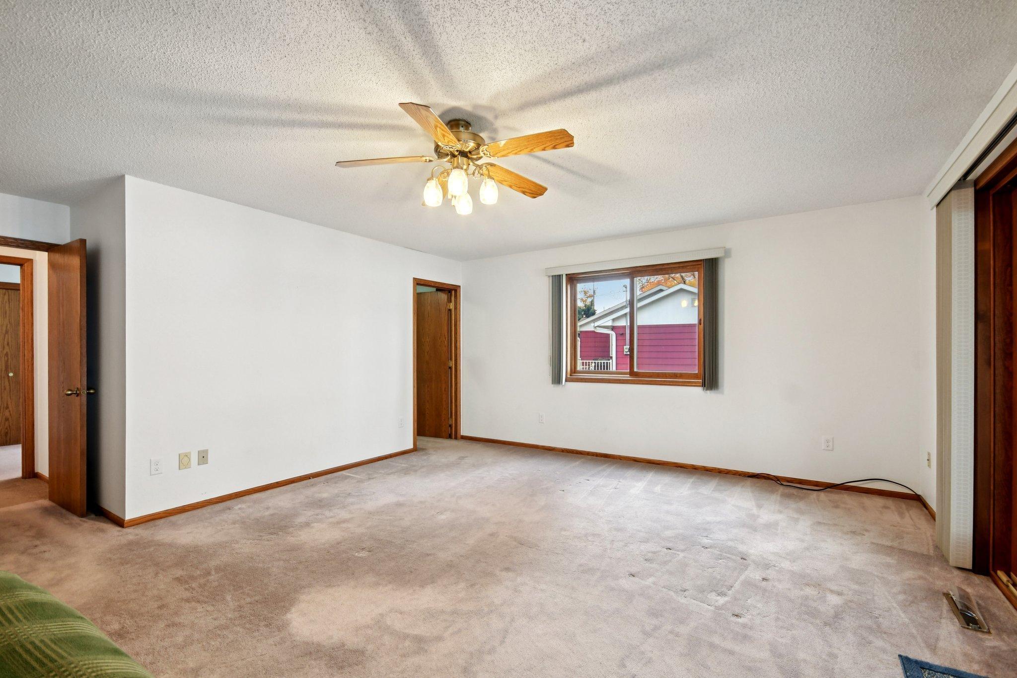 32-web-or-mls-Maple Ln-S2110-032.jpg