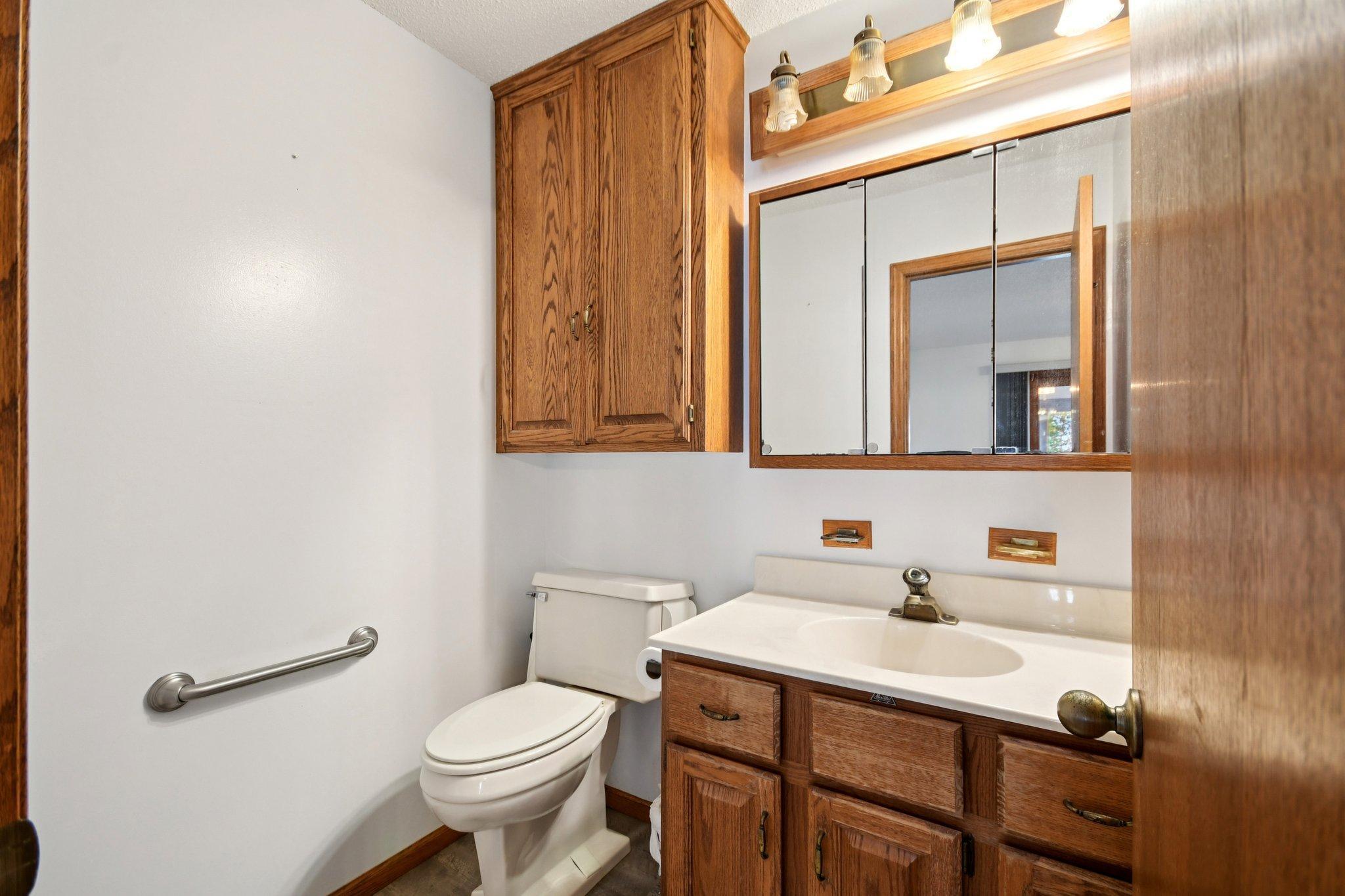 33-web-or-mls-Maple Ln-S2110-033.jpg