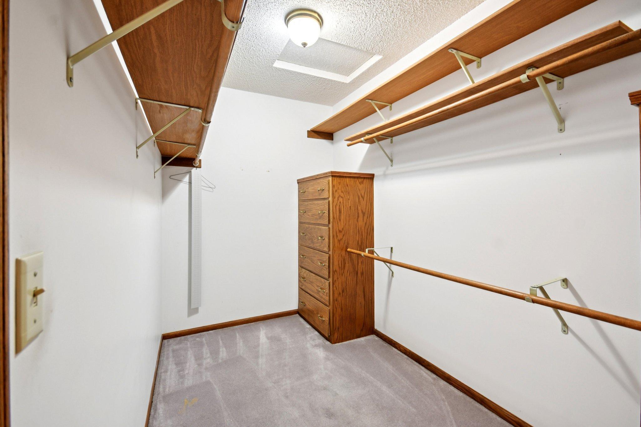 34-web-or-mls-Maple Ln-S2110-034.jpg