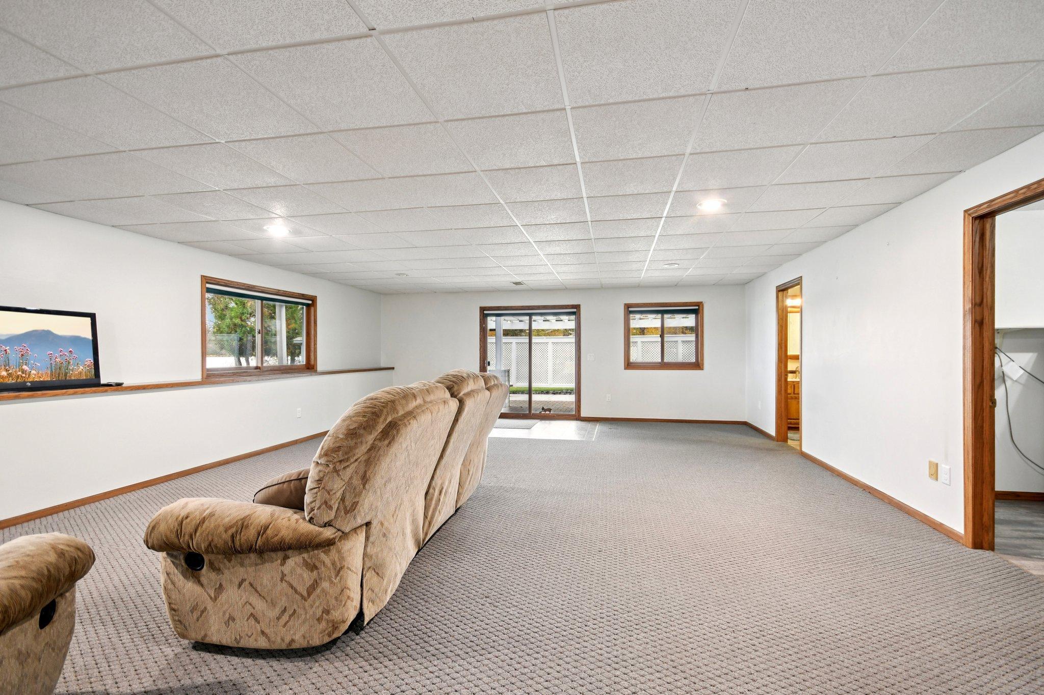 11-web-or-mls-Maple Ln-S2110-011.jpg