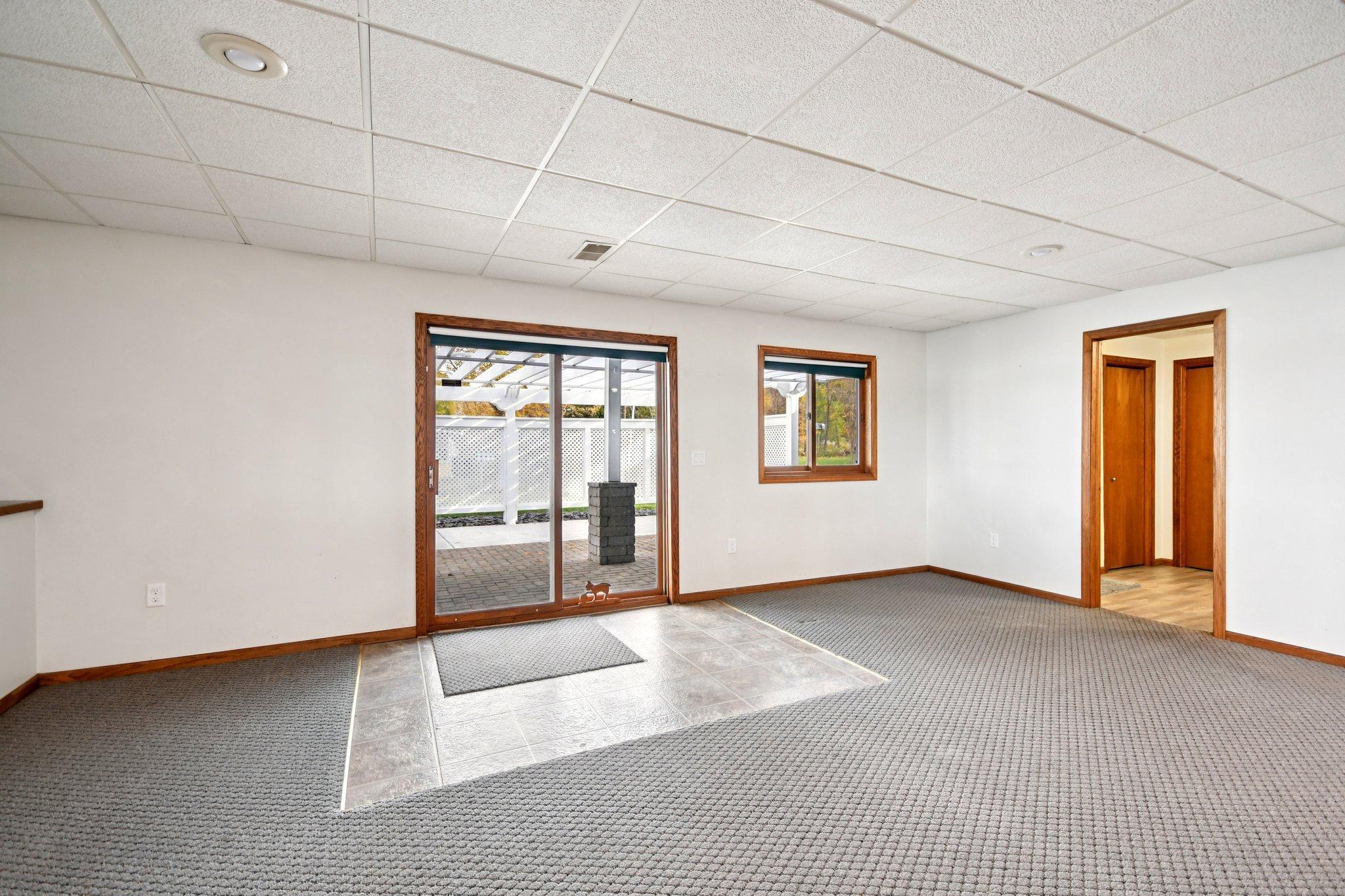 14-web-or-mls-Maple Ln-S2110-014.jpg