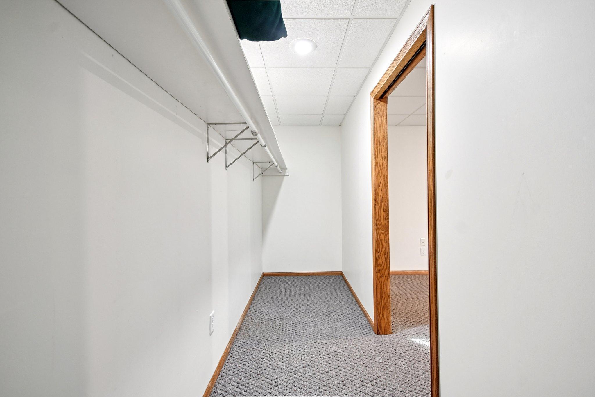 44-web-or-mls-Maple Ln-S2110-044.jpg