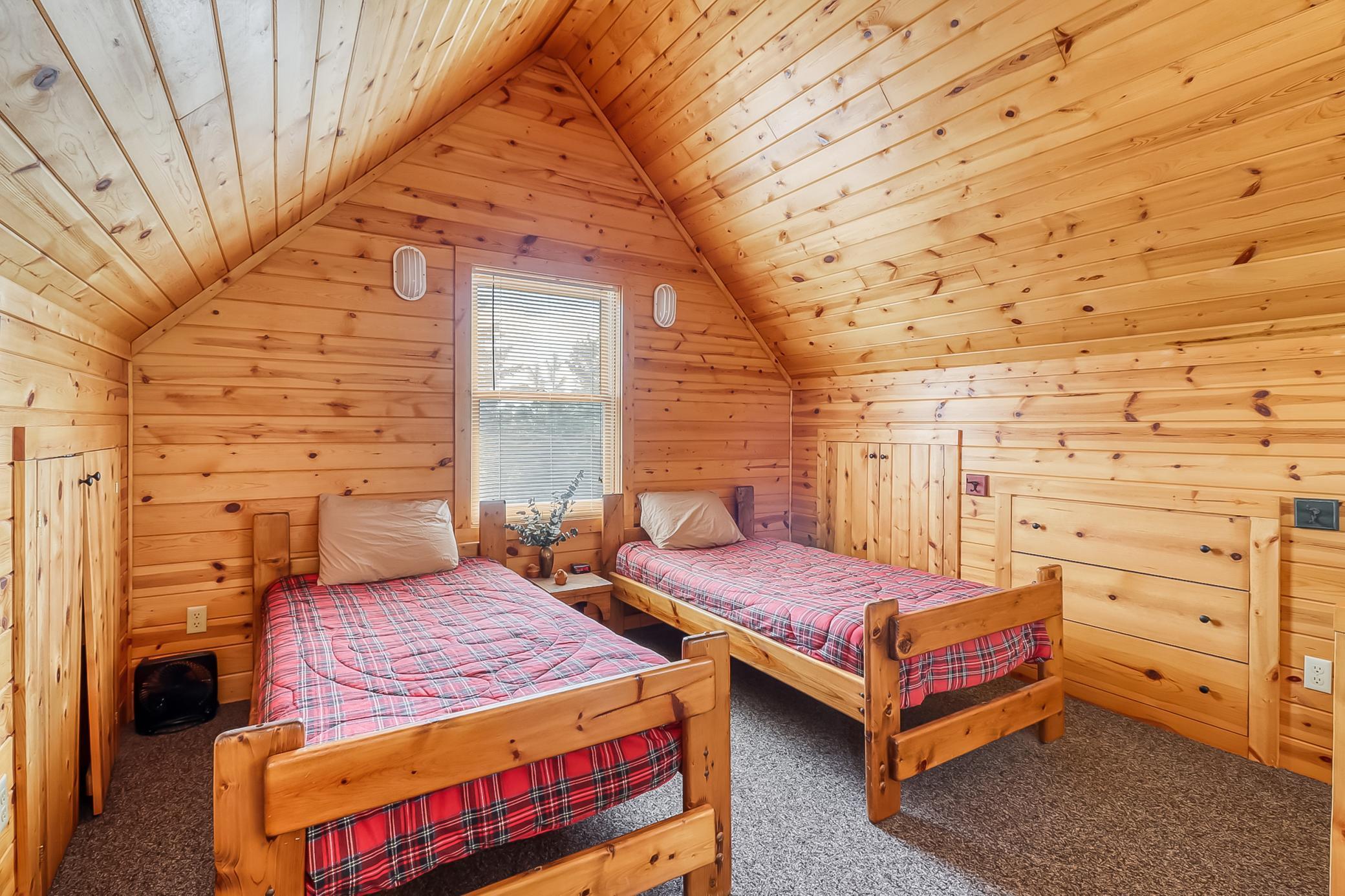 Upstairs Bedroom2_1.jpg