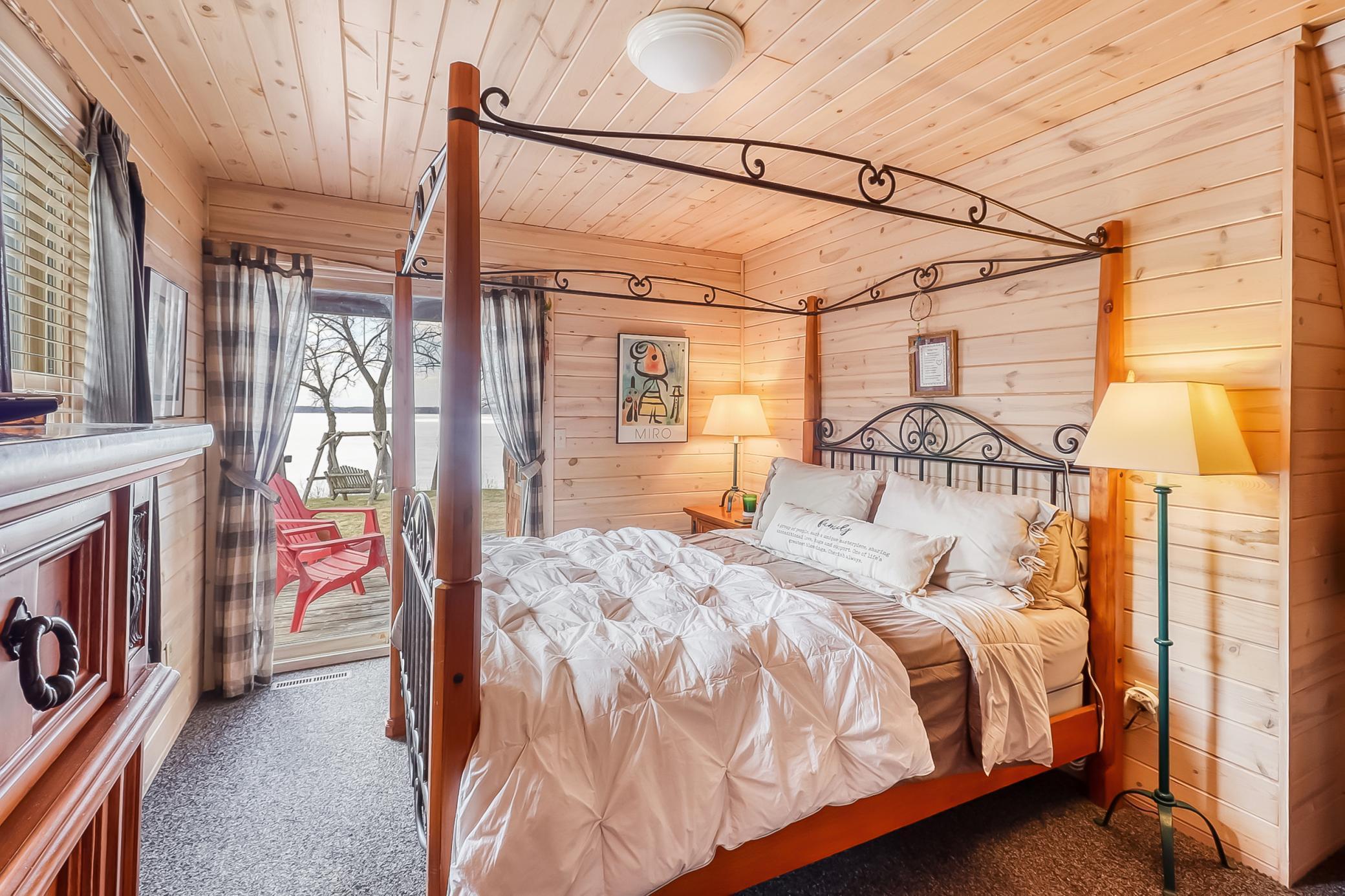 Master Bedroom1_2.jpg